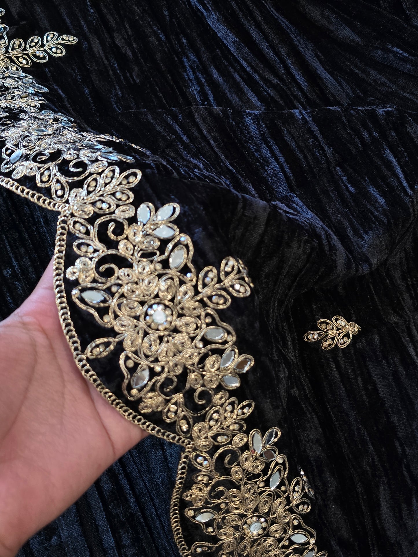 MEHRUN CRUSH VELVET EMBROIDERY SUIT 5 Q