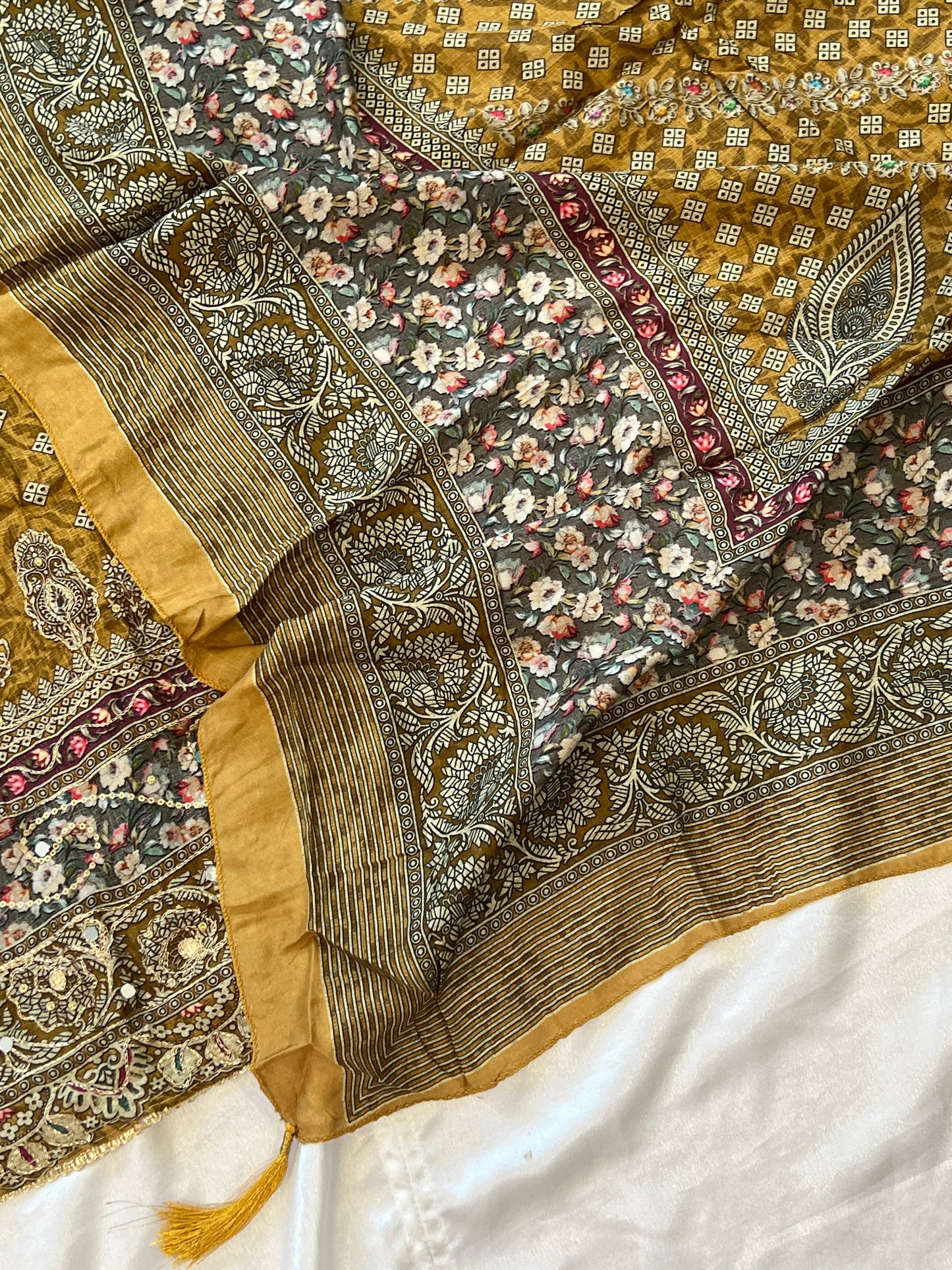 MUSLIN EMBROIDERY SUIT 243