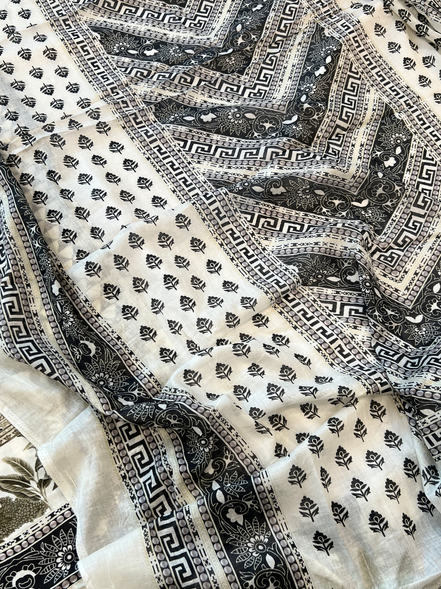 CS LAWN COTTON EMBROIDERY SUIT 2