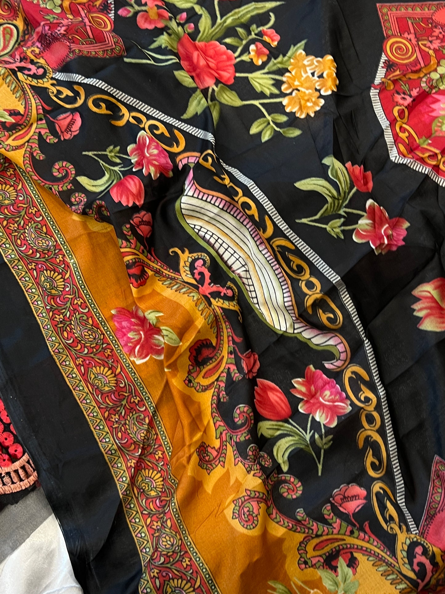 FLORA COTTON EMBROIDERY SUIT 3
