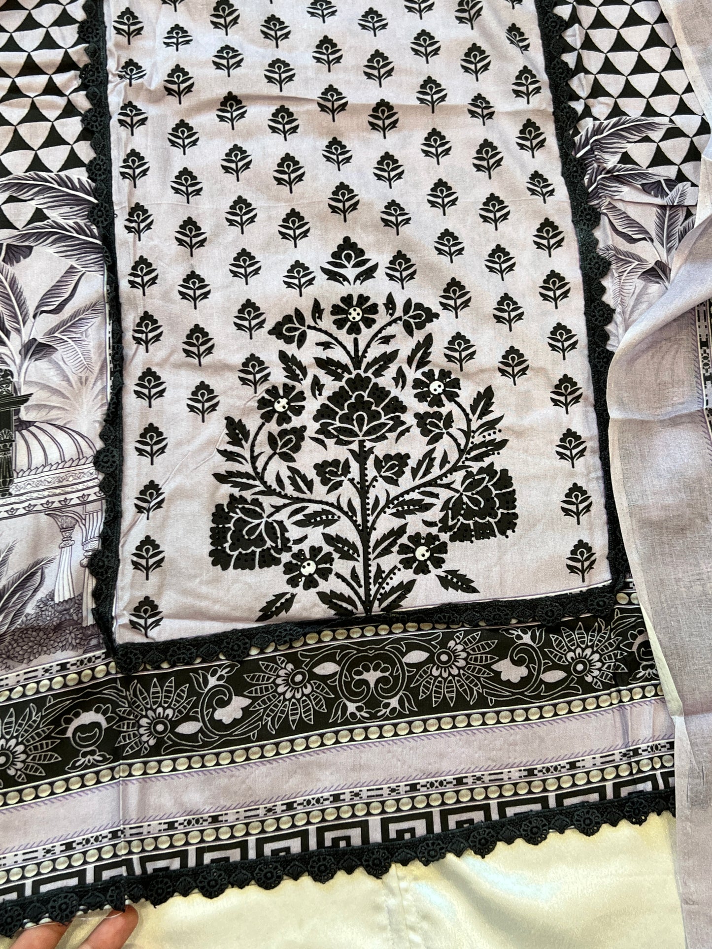CS LAWN COTTON EMBROIDERY SUIT 3