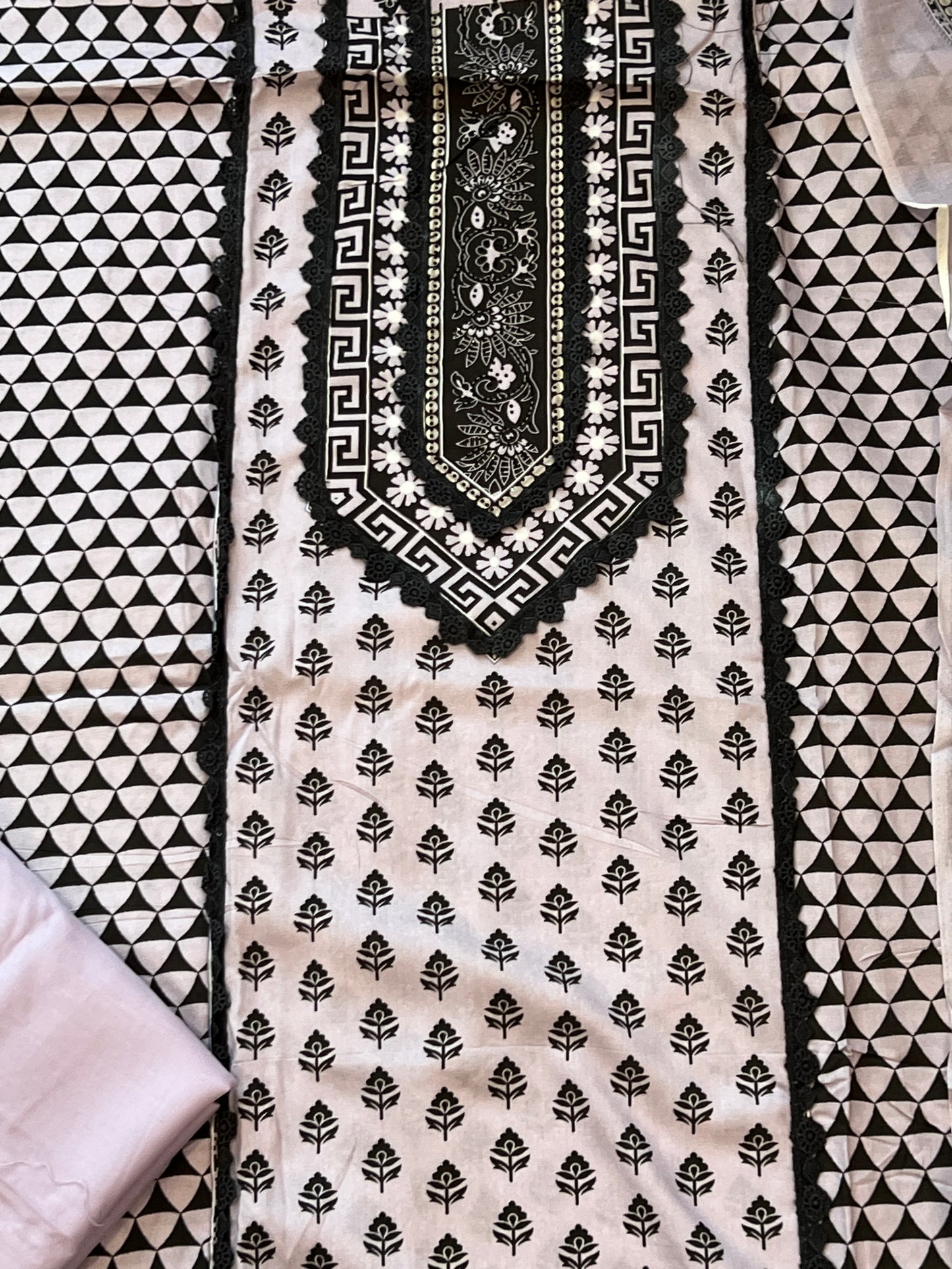 CS LAWN COTTON EMBROIDERY SUIT 3
