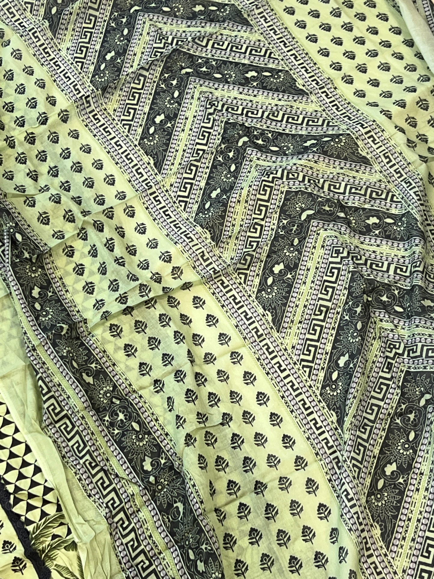 CS LAWN COTTON EMBROIDERY SUIT 6