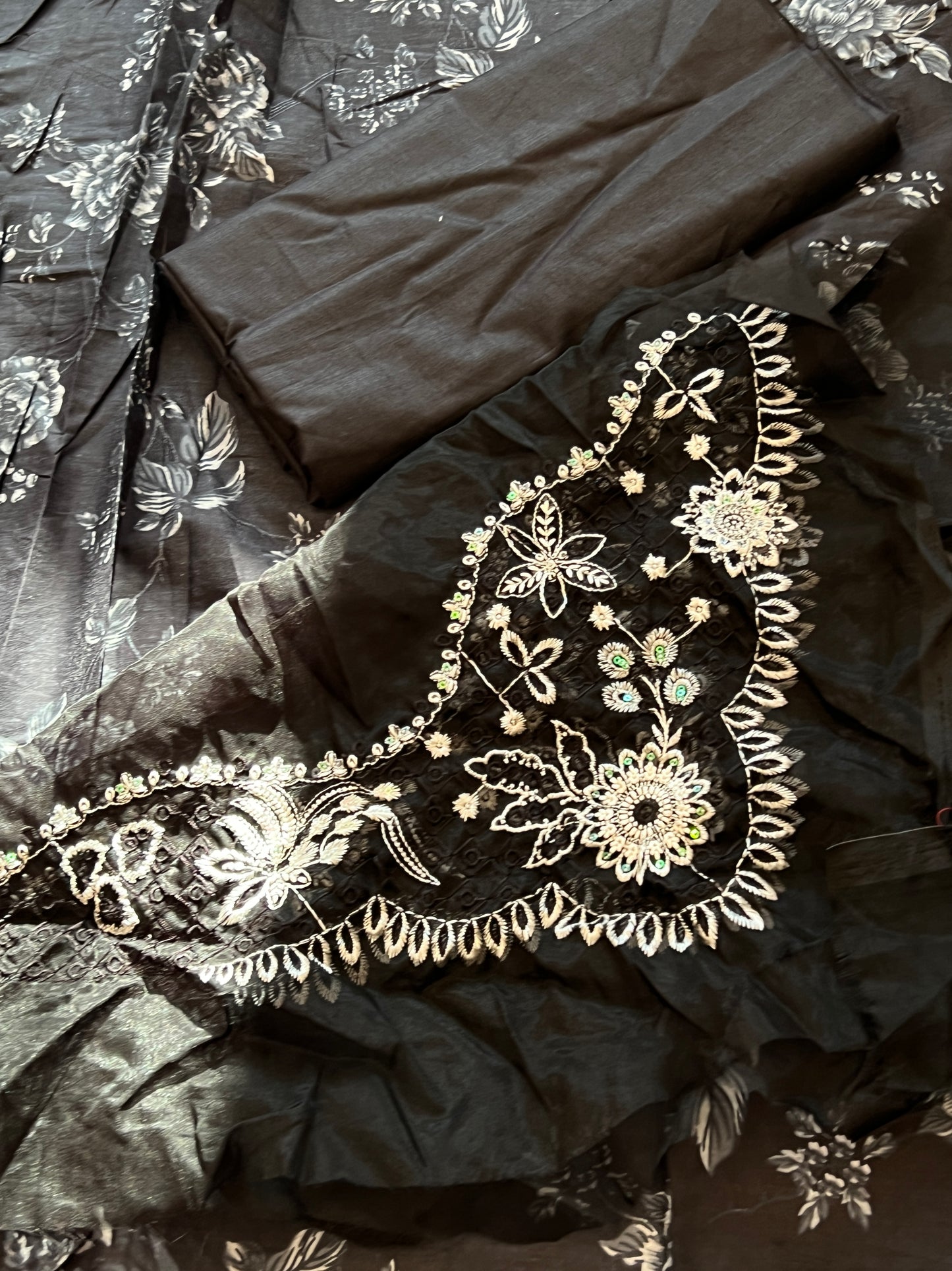 OMBRE CHIKANKARI PATCH SUIT 4