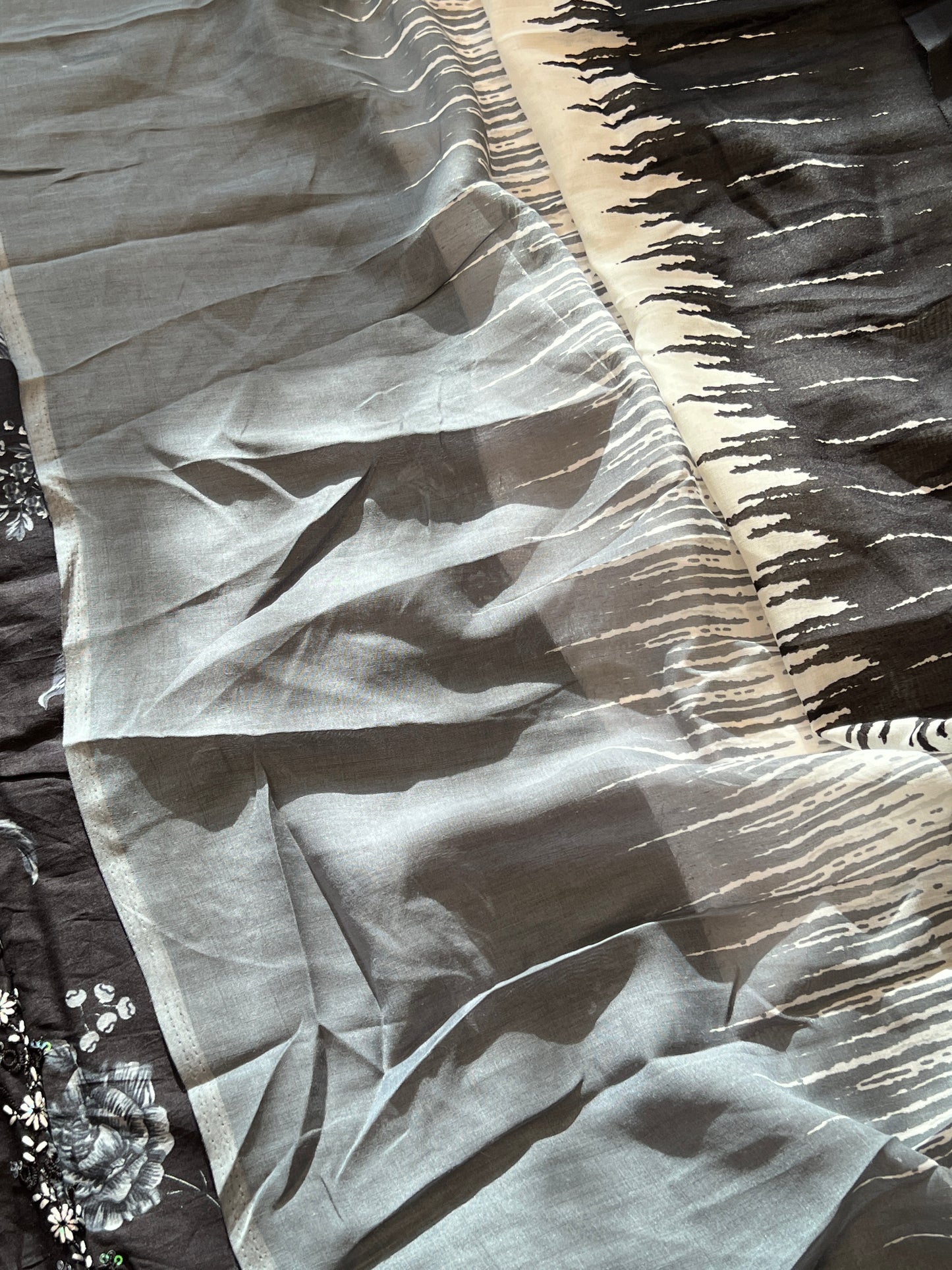OMBRE CHIKANKARI PATCH SUIT 4