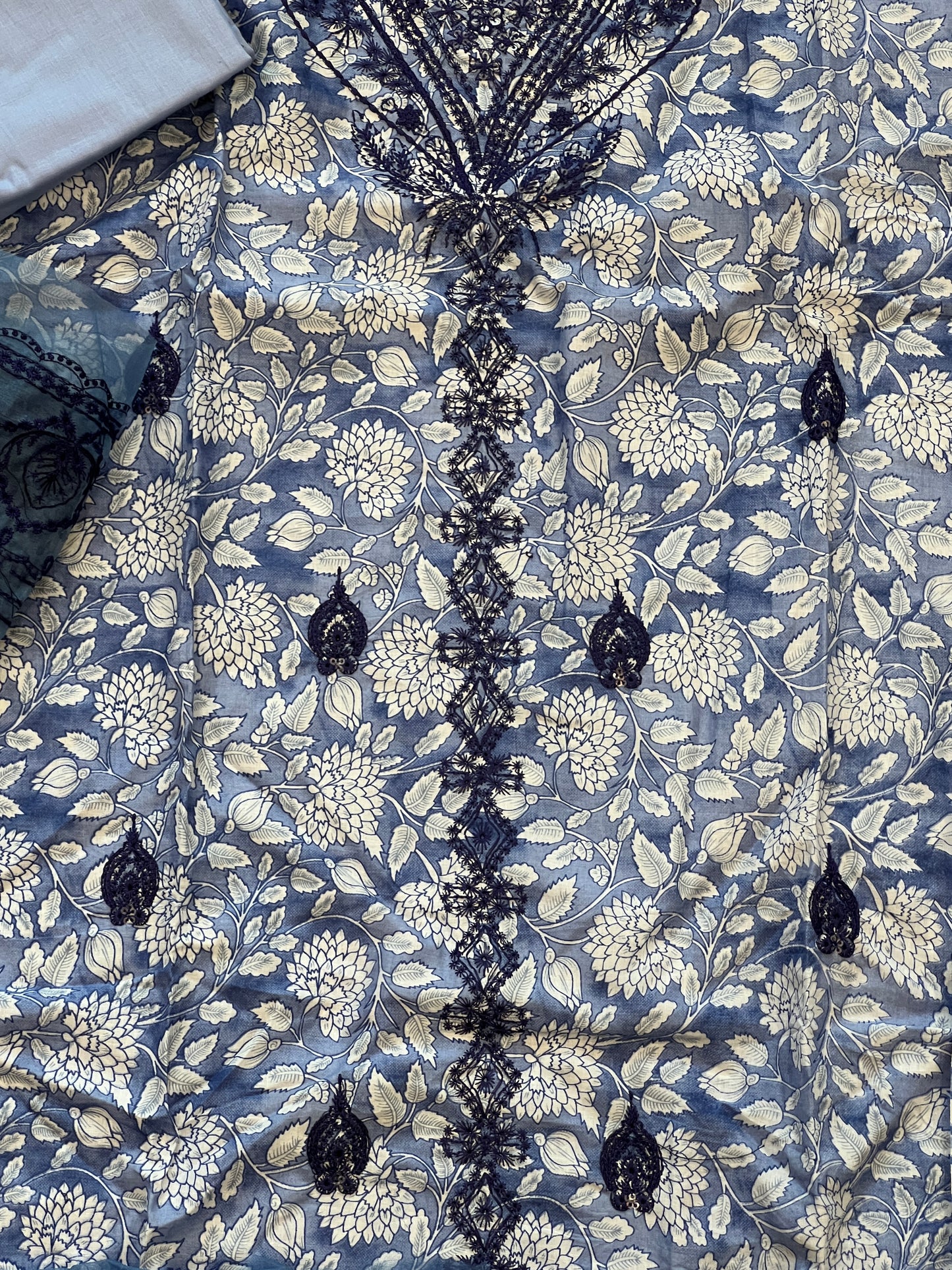 OMBRE CHIKANKARI PATCH SUIT 3
