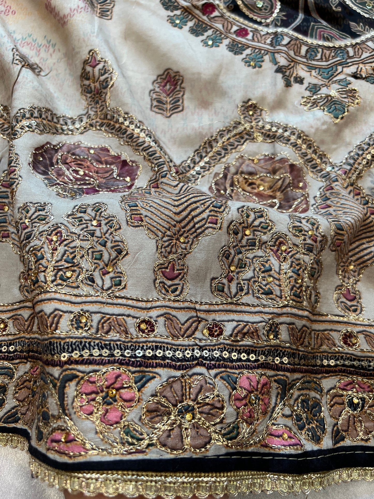 OFFWHITE MUSLIN EMBROIDERY SUIT 281