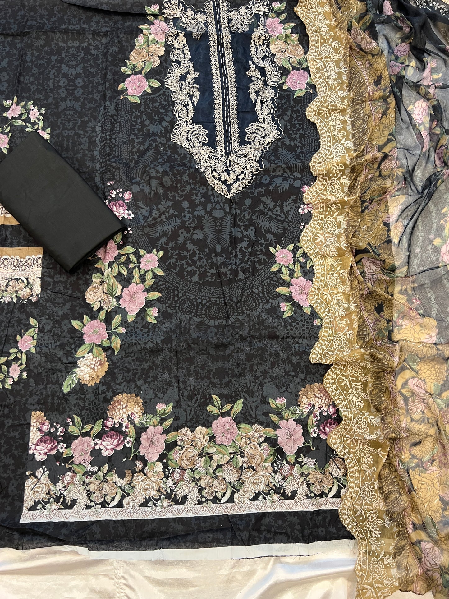 NEEDLE LAWN EMBROIDERY PATCH SUIT