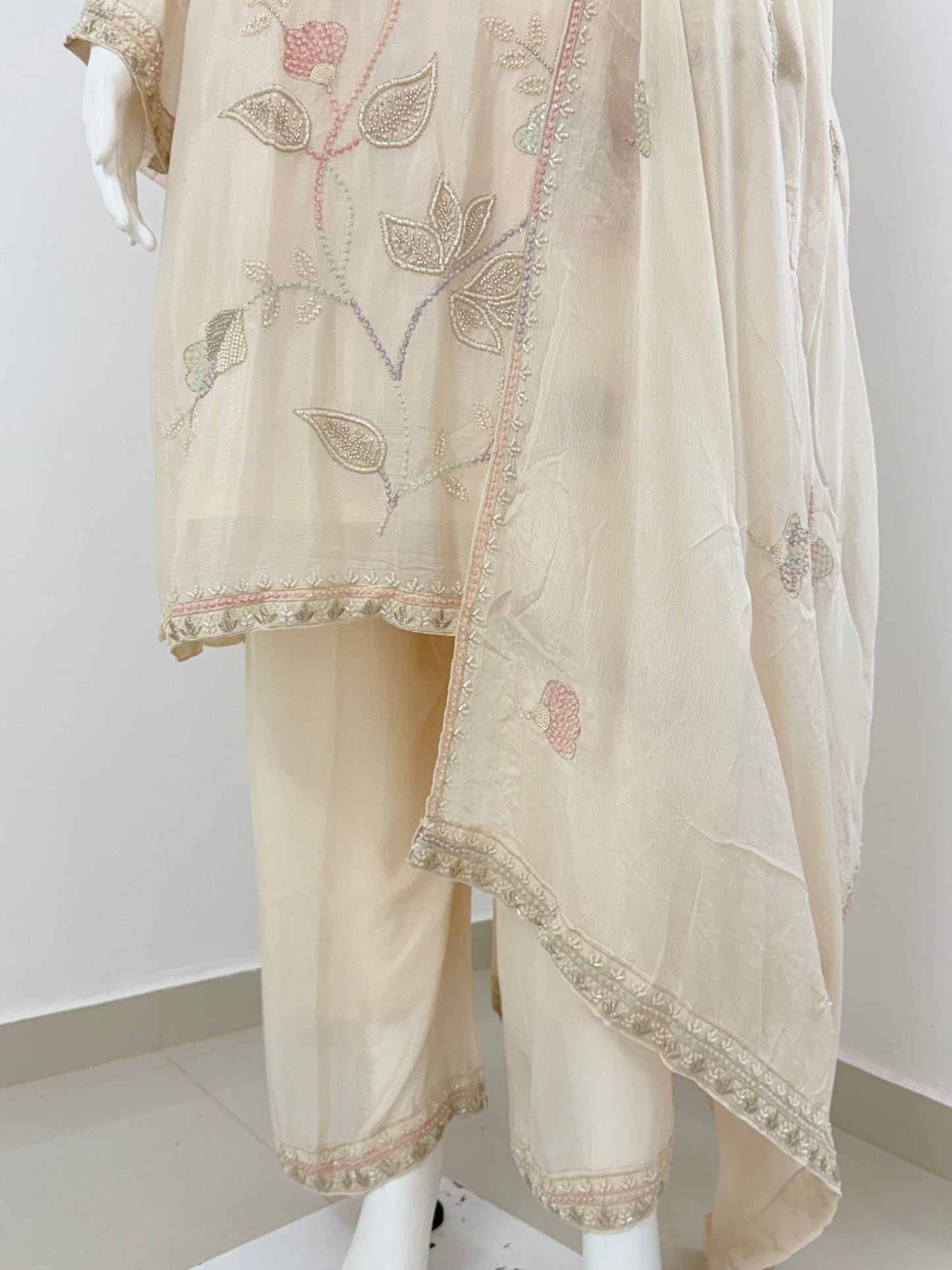 OFF WHITE PURE GEORGETTE READYMADE SUIT Q