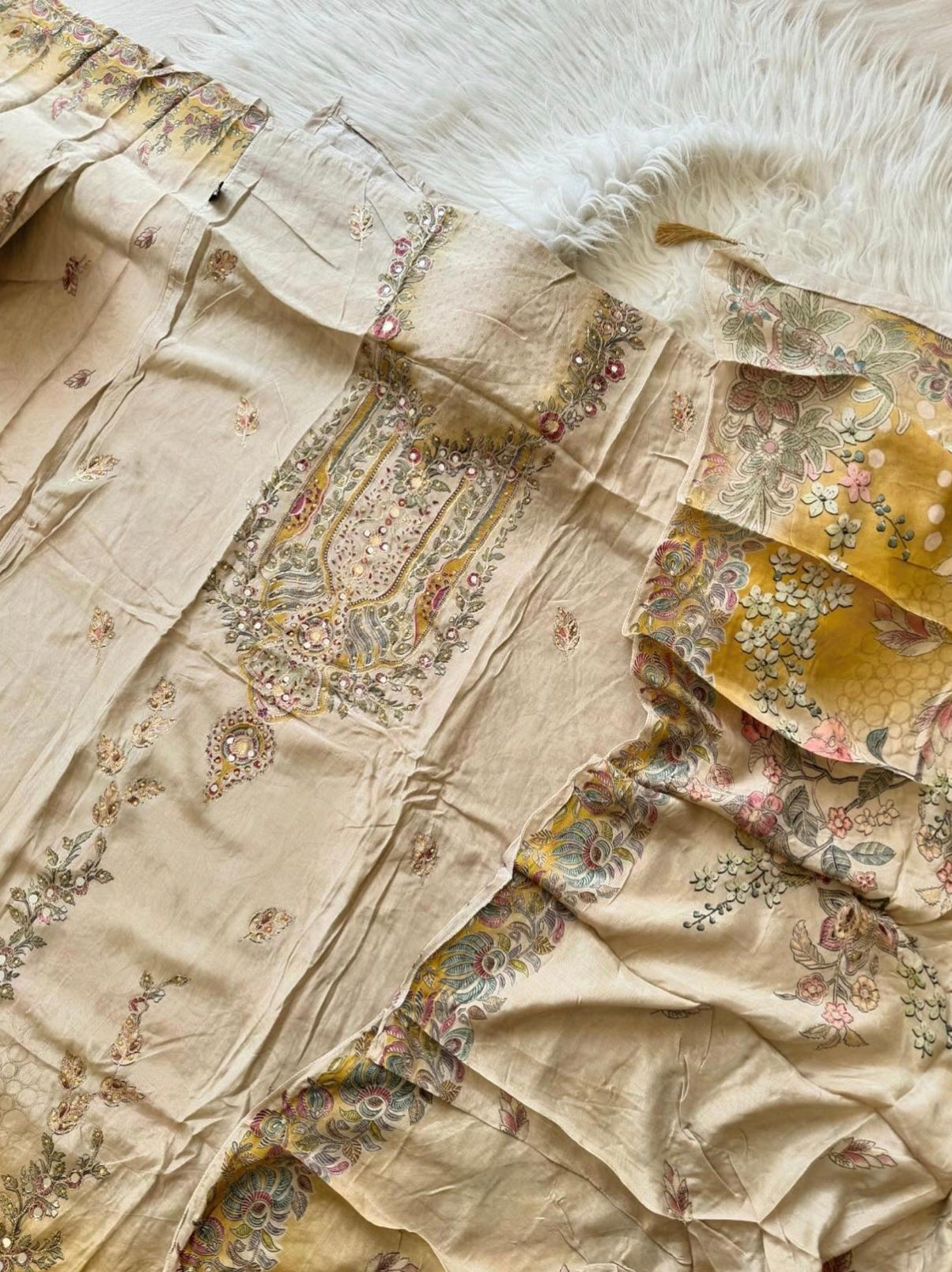 OFF-WHITE PURE MUSLIN EMBROIDERY SUIT 137 Q