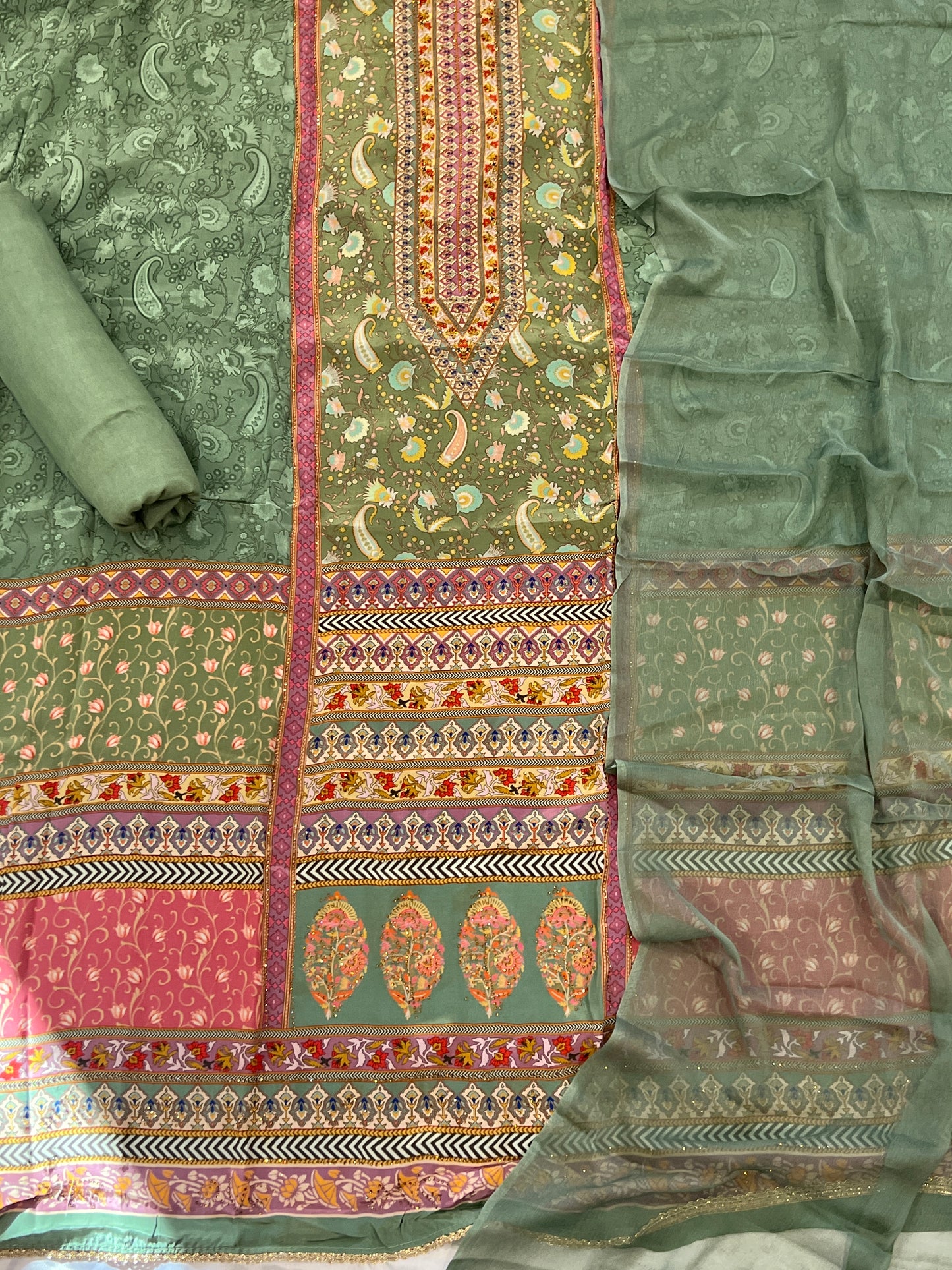 GREEN PURE CREPE EMBROIDERY SUIT 1007