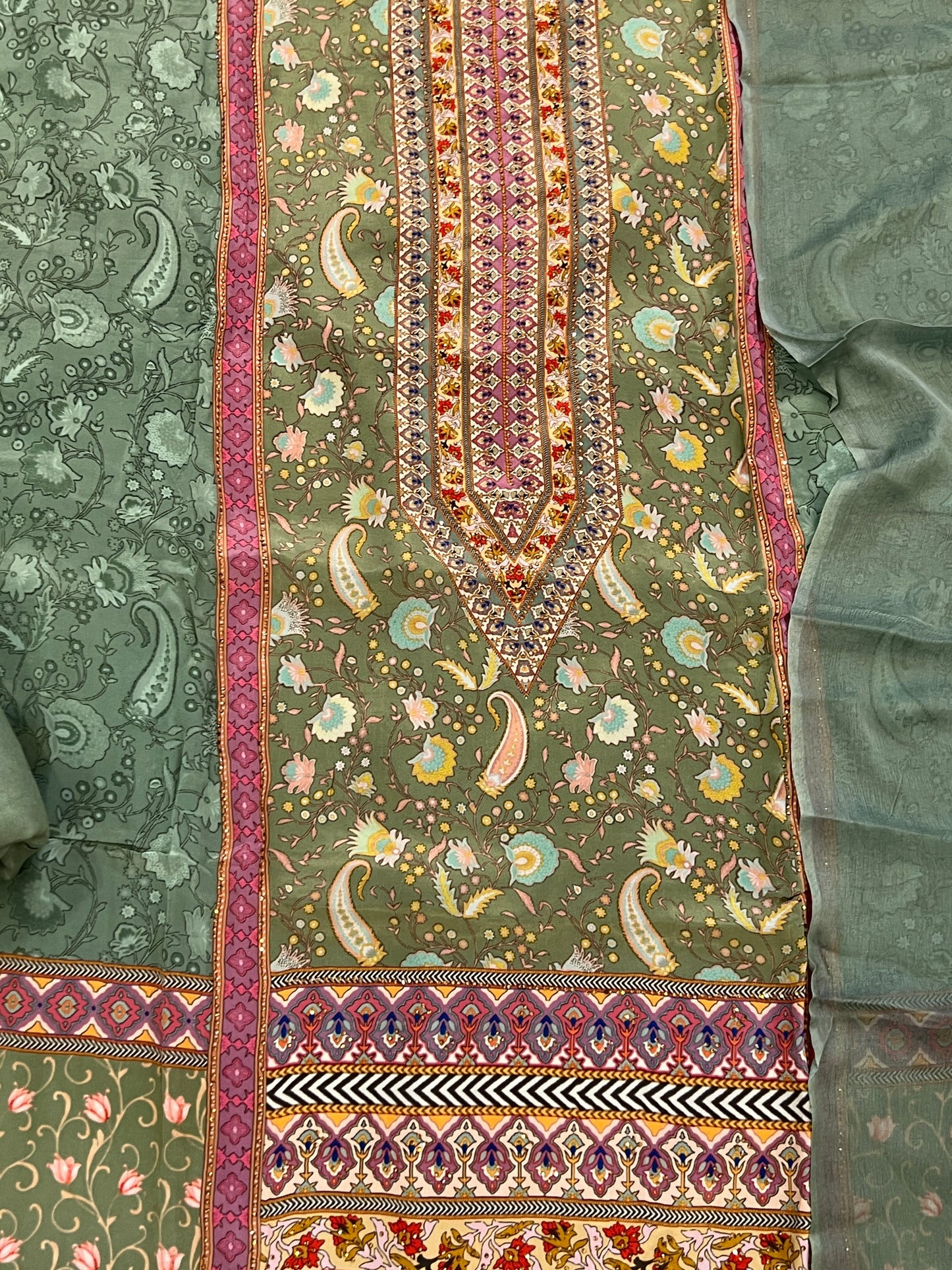 GREEN PURE CREPE EMBROIDERY SUIT 1007
