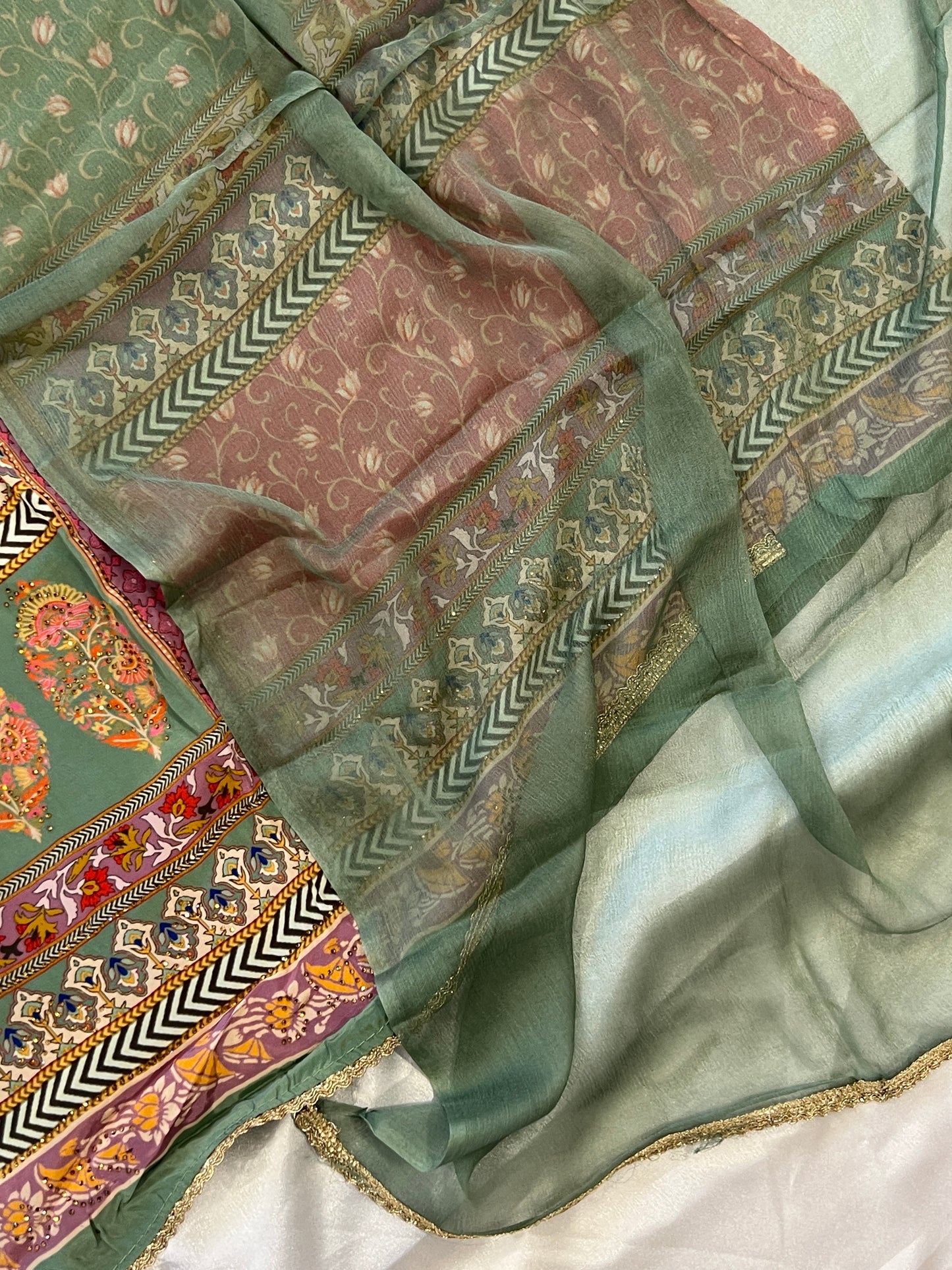 GREEN PURE CREPE EMBROIDERY SUIT 1007