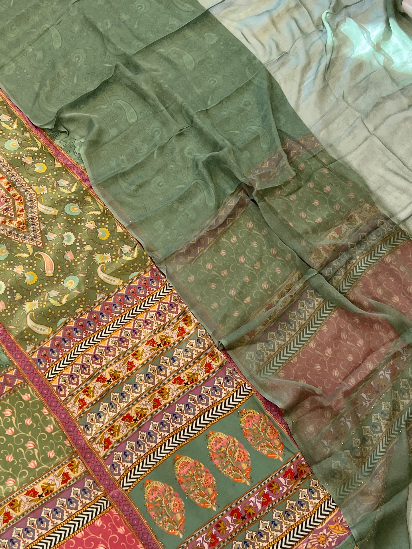 GREEN PURE CREPE EMBROIDERY SUIT 1007