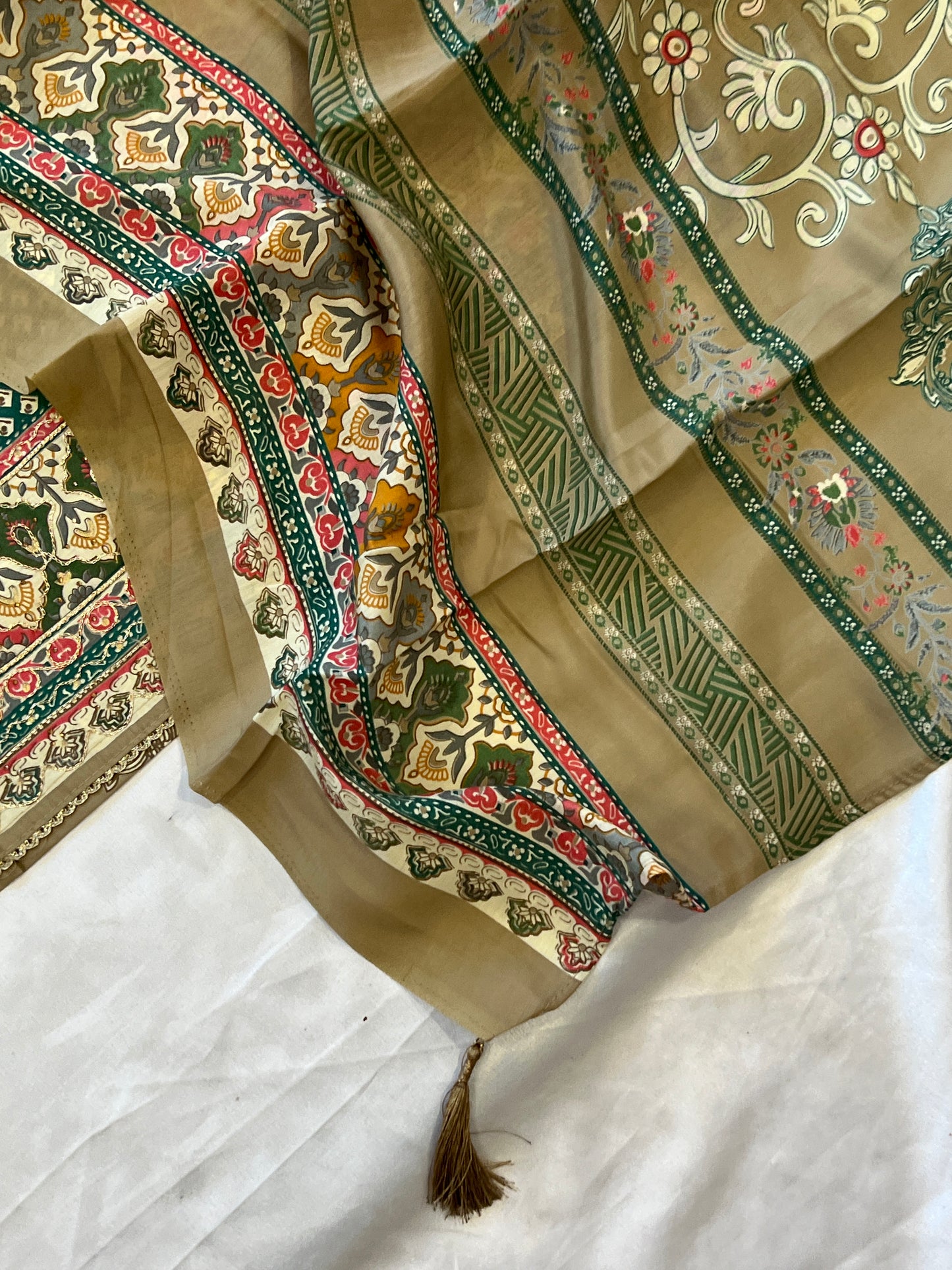 OFF WHITE MUSLIN EMBROIDERY SUIT 9006