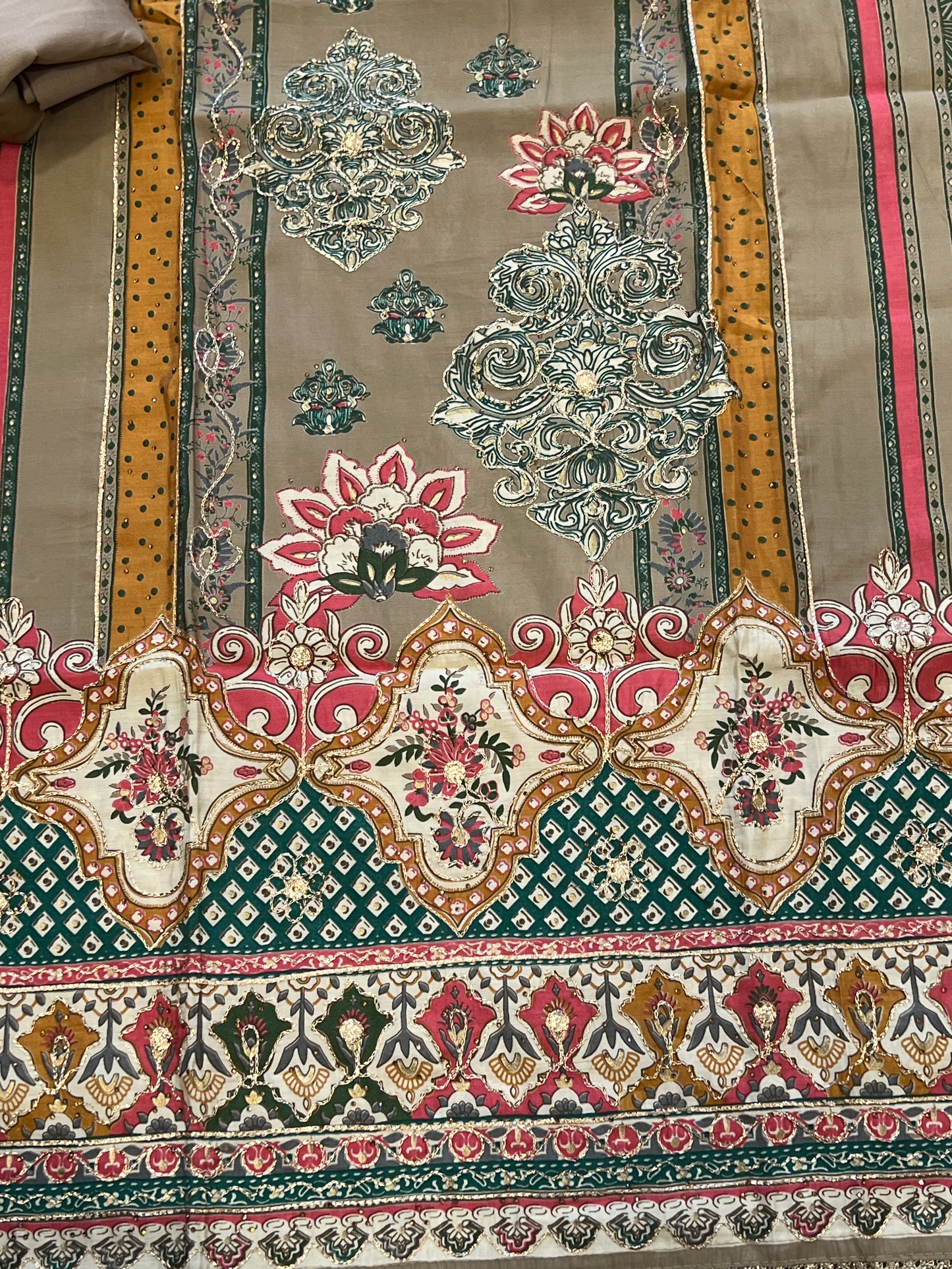OFF WHITE MUSLIN EMBROIDERY SUIT 9006