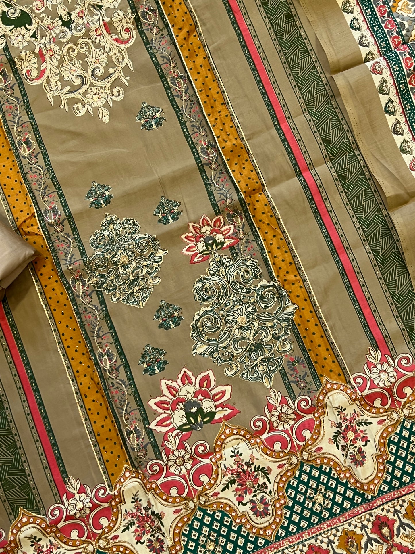 OFF WHITE MUSLIN EMBROIDERY SUIT 9006