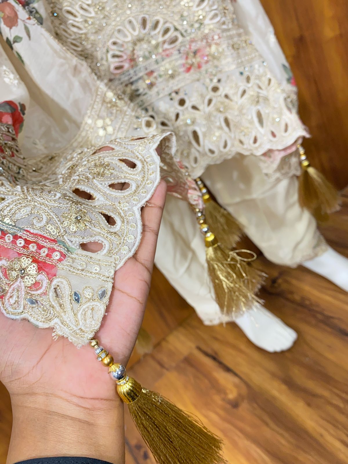 ZARQASH OFF WHITE READYMADE KAFTAN Q