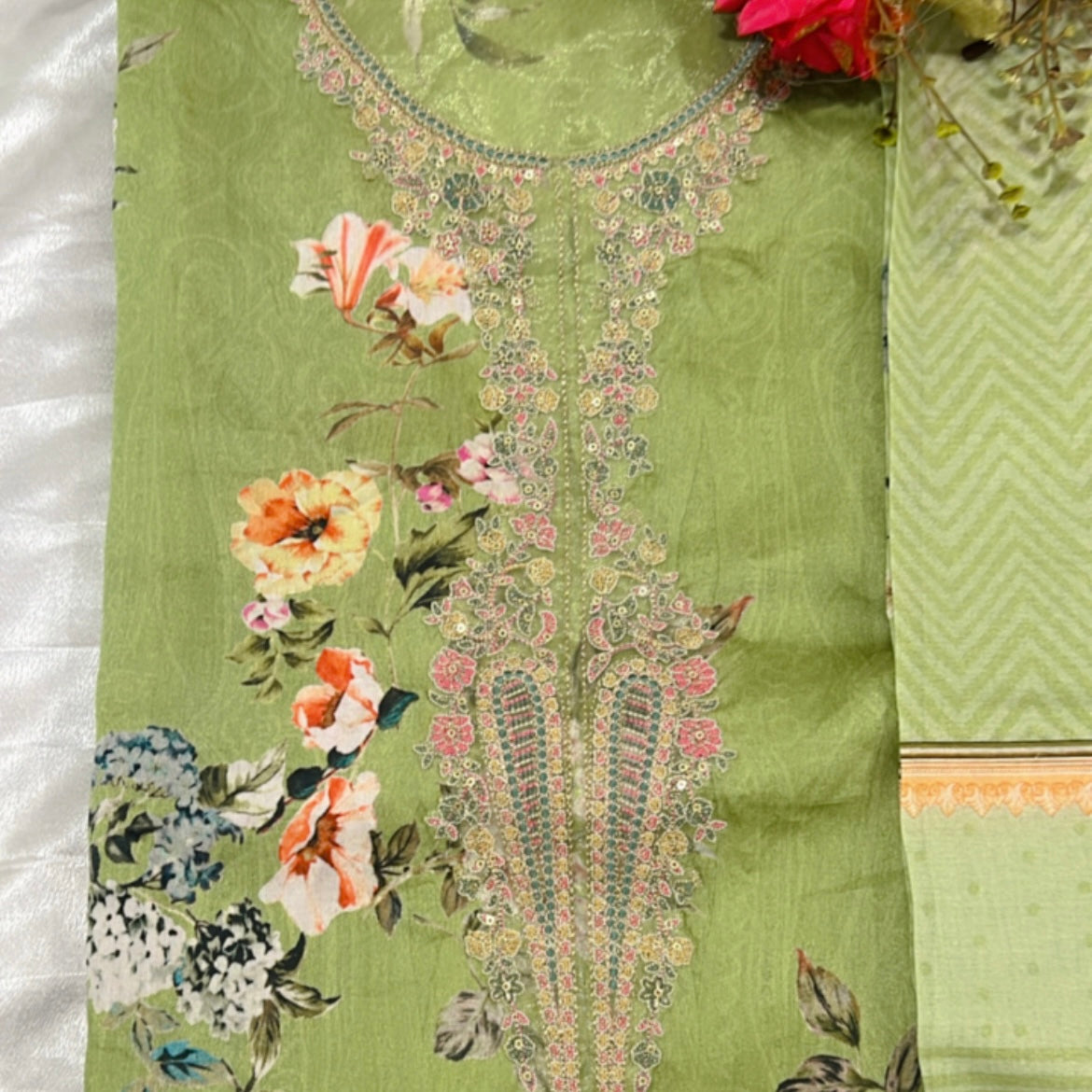 AMALEH LAWN NECK EMBROIDERY GREEN SUIT