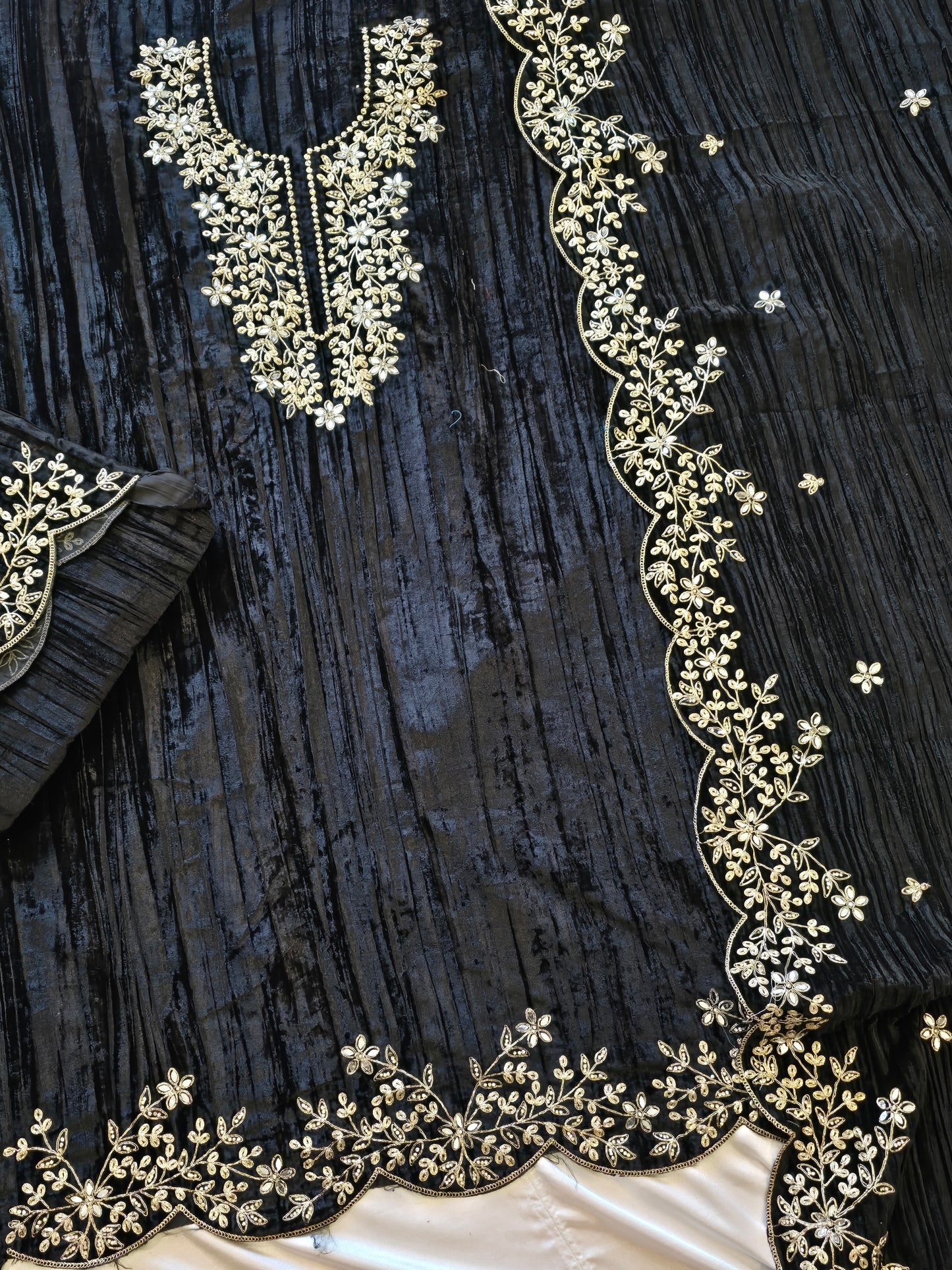 SAHER CRUSH VELVET EMBROIDERY SUIT 2 Q