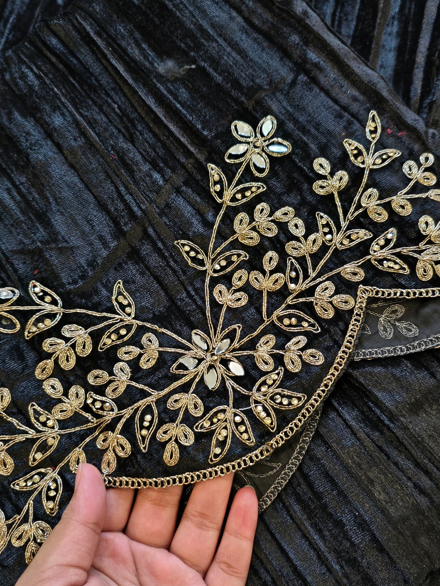 SAHER CRUSH VELVET EMBROIDERY SUIT 2 Q