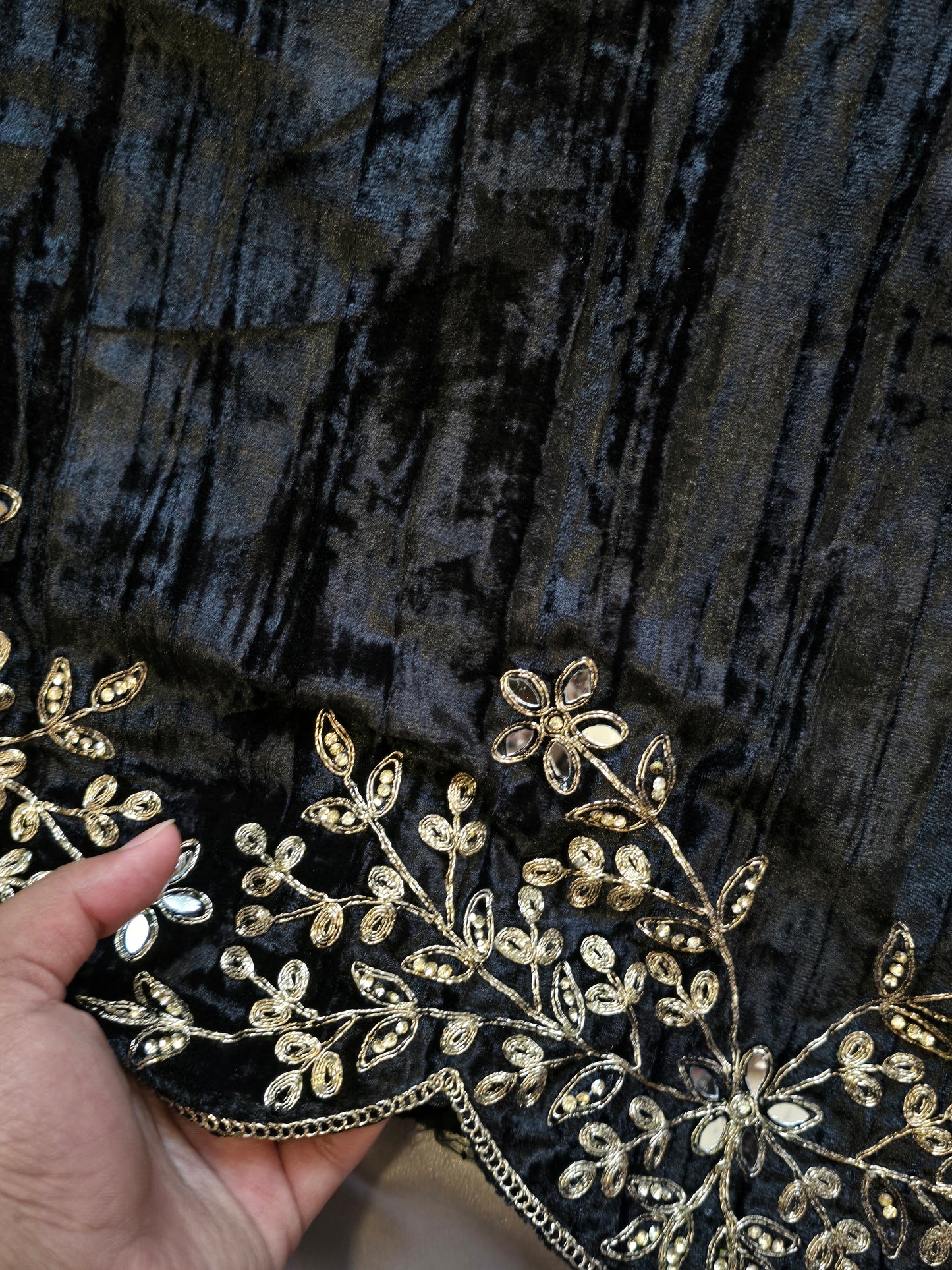 SAHER CRUSH VELVET EMBROIDERY SUIT 2 Q