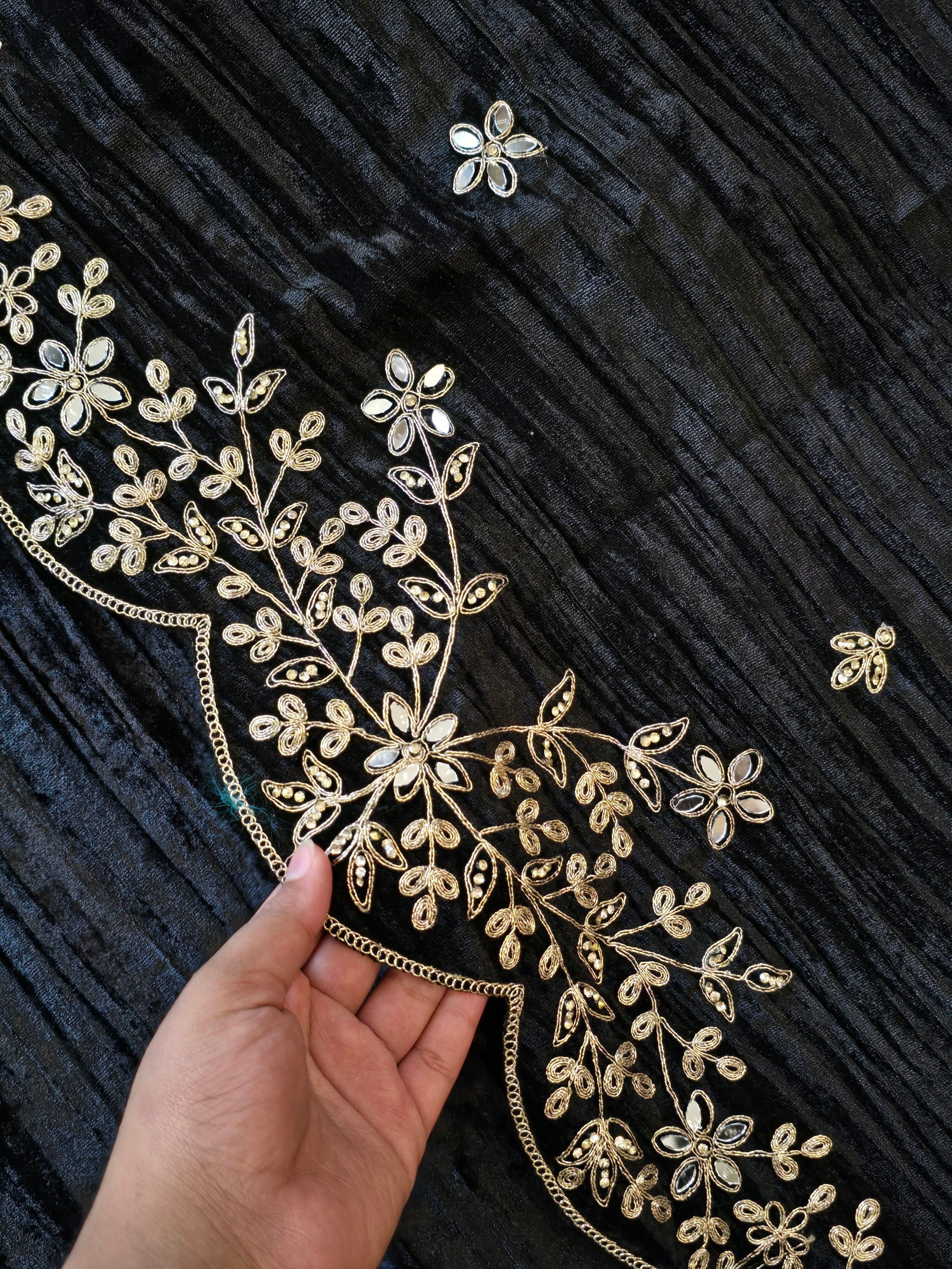 SAHER CRUSH VELVET EMBROIDERY SUIT 2 Q