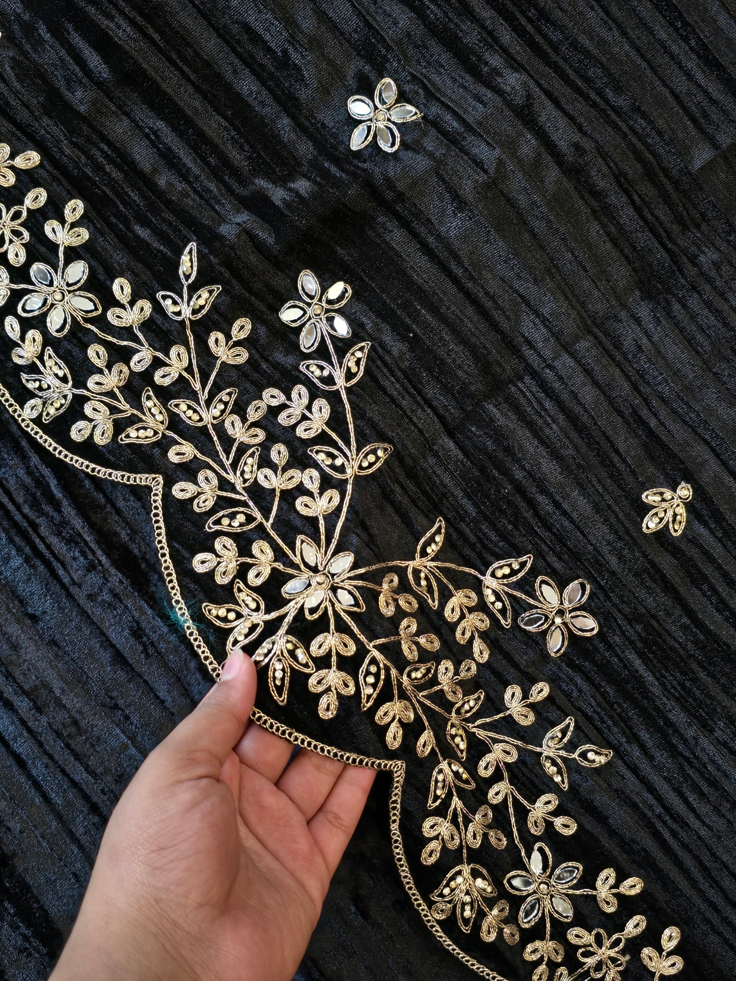 SAHER CRUSH VELVET EMBROIDERY SUIT 2 Q