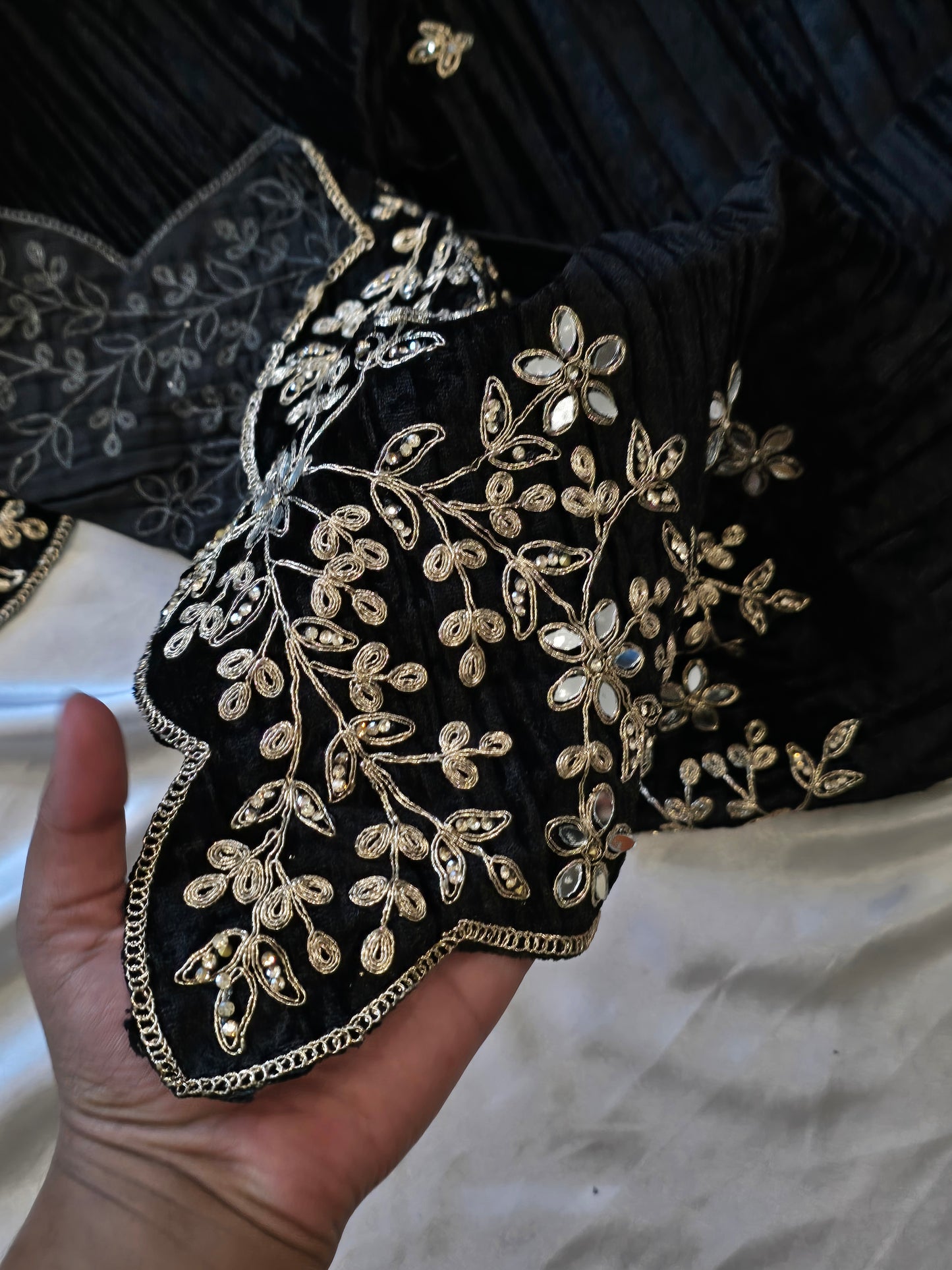 SAHER CRUSH VELVET EMBROIDERY SUIT 2 Q