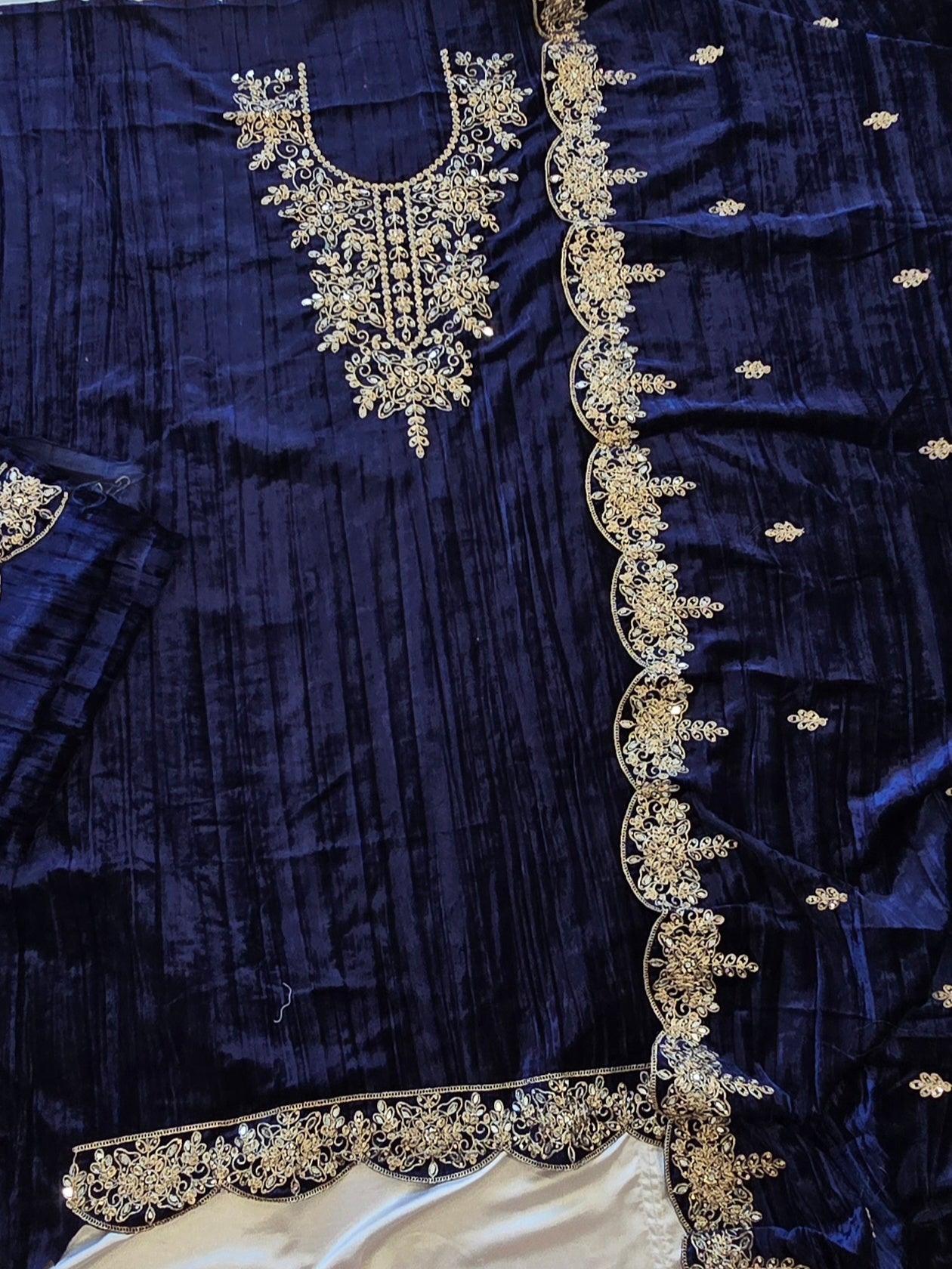 MEHRUN CRUSH VELVET EMBROIDERY SUIT 7 Q