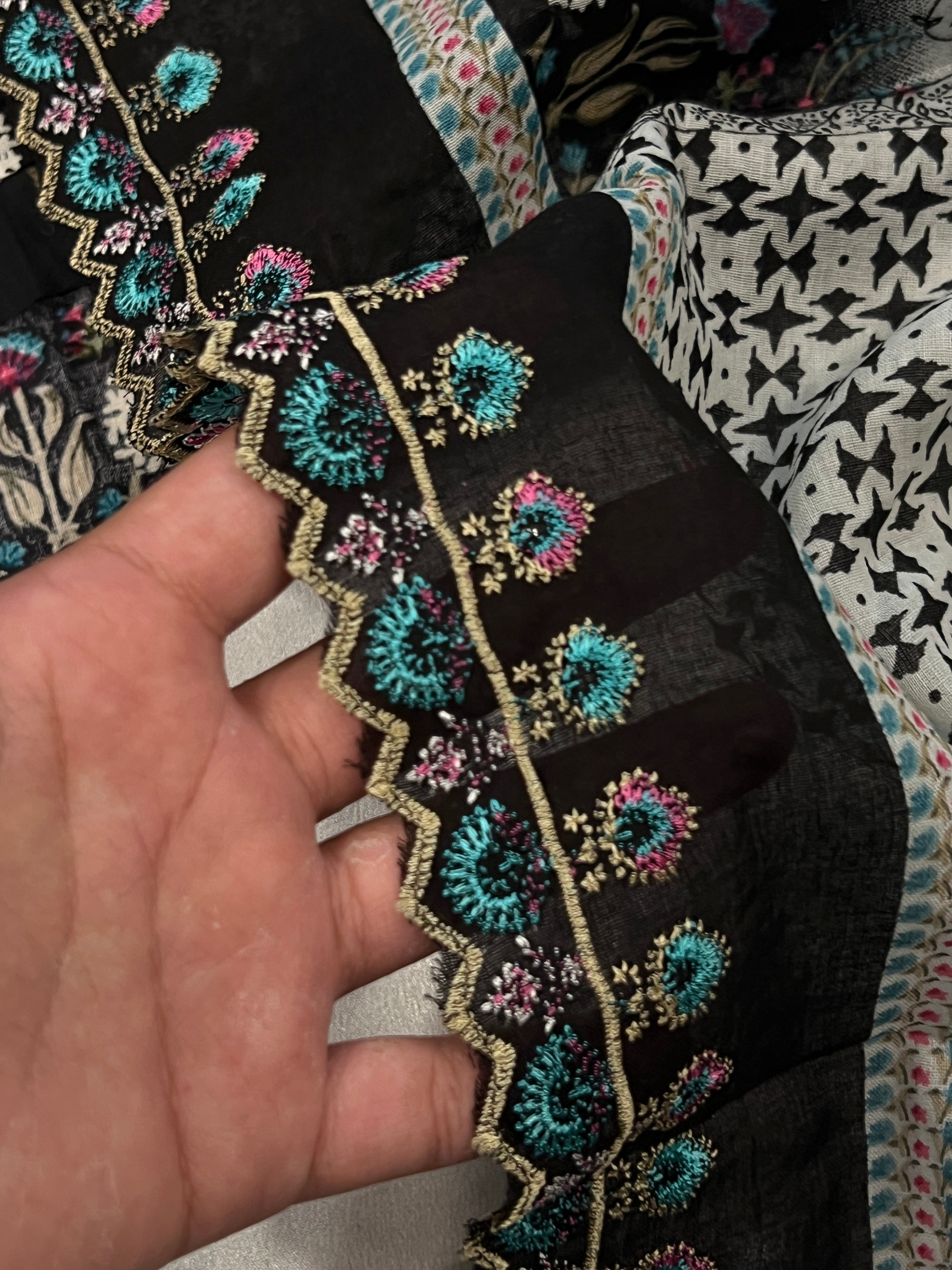 SABA BINSAEED LAWN EMBROIDERY SUIT 2