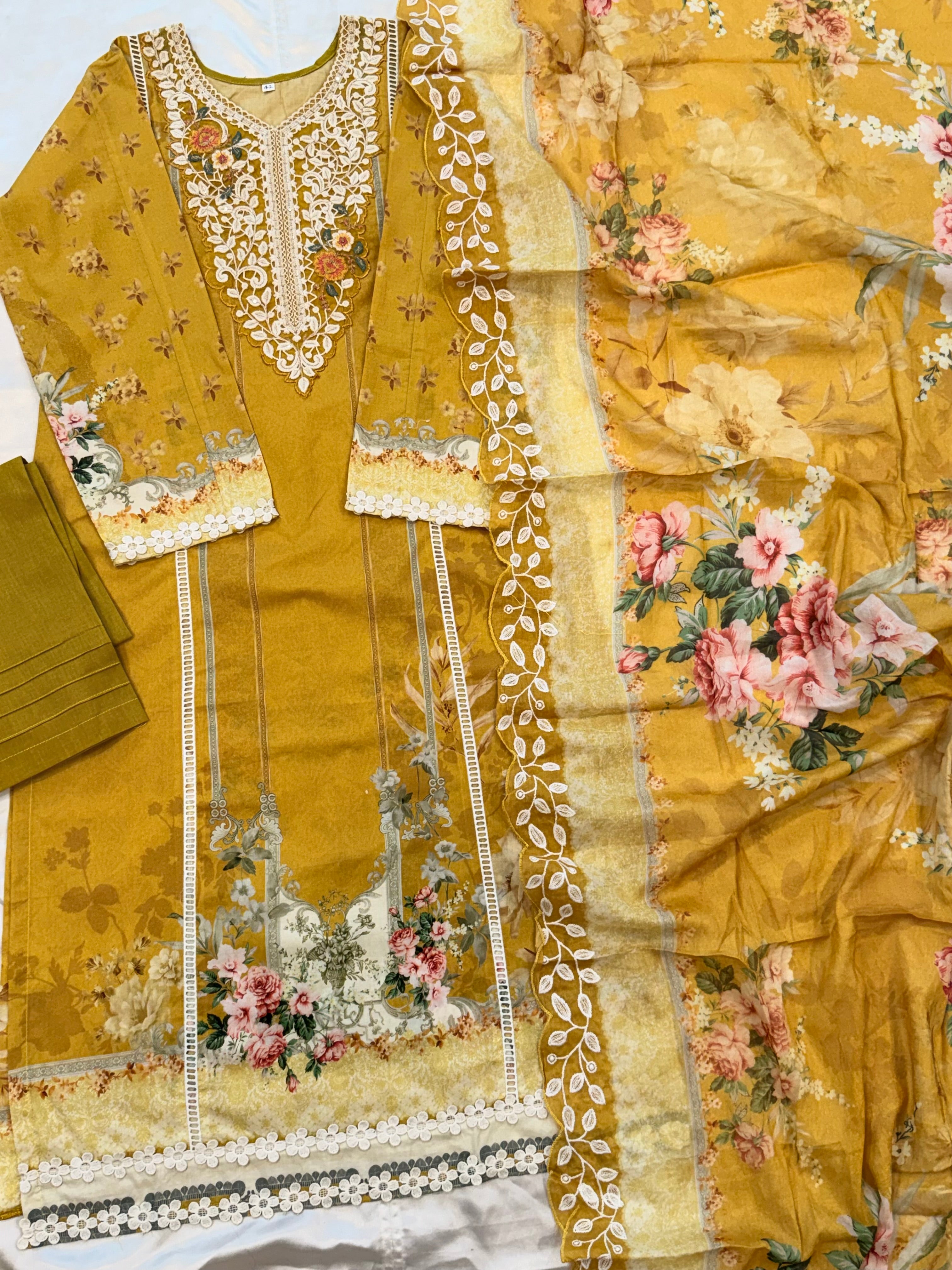 BINSAEED LAWN EMBROIDERY READYMADE SUIT 2