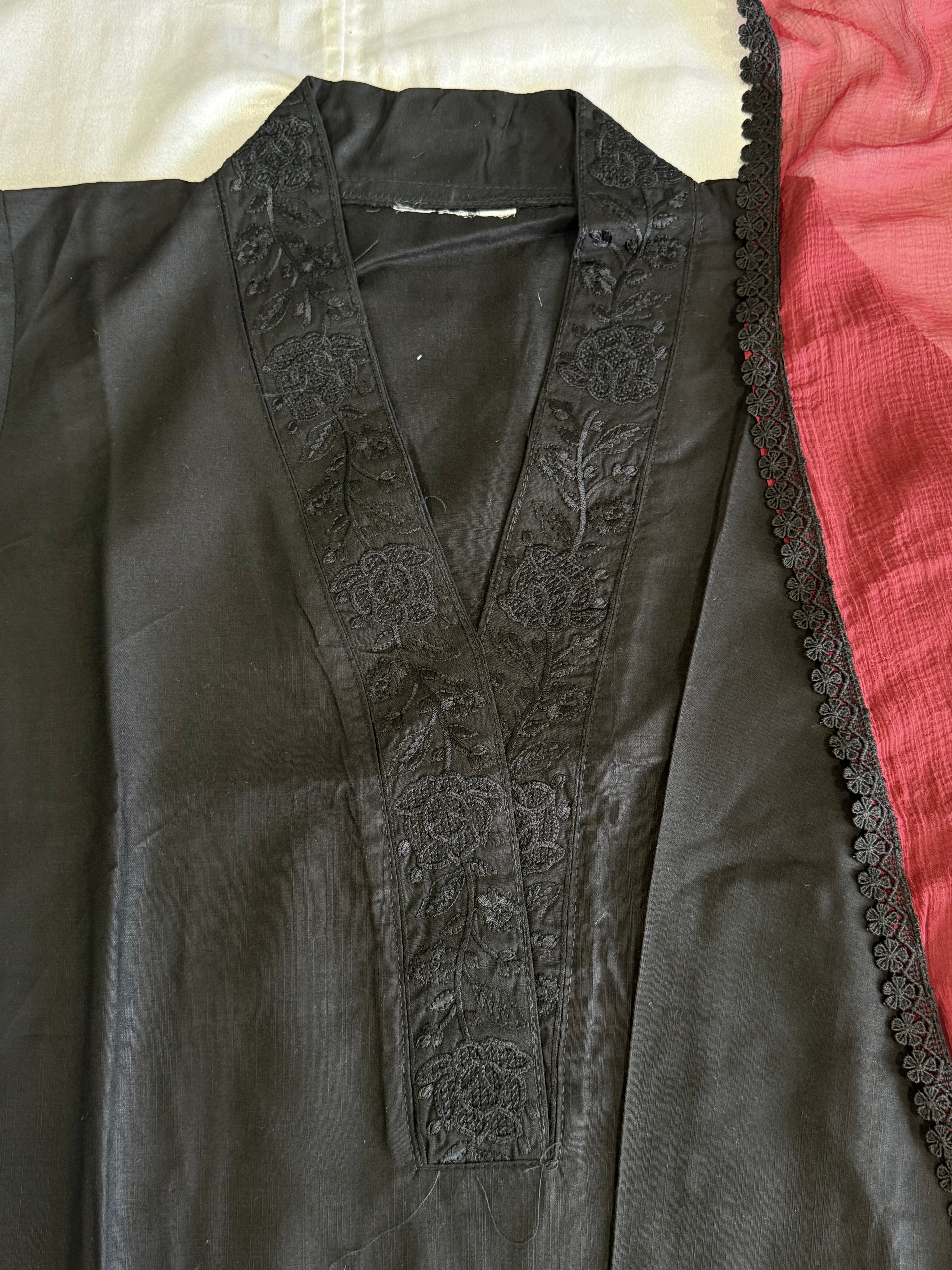 BLACK LAWN FLOWER FARSHI SUIT