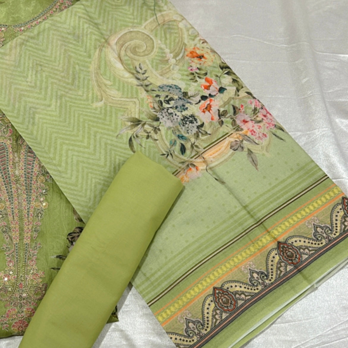 AMALEH LAWN NECK EMBROIDERY GREEN SUIT