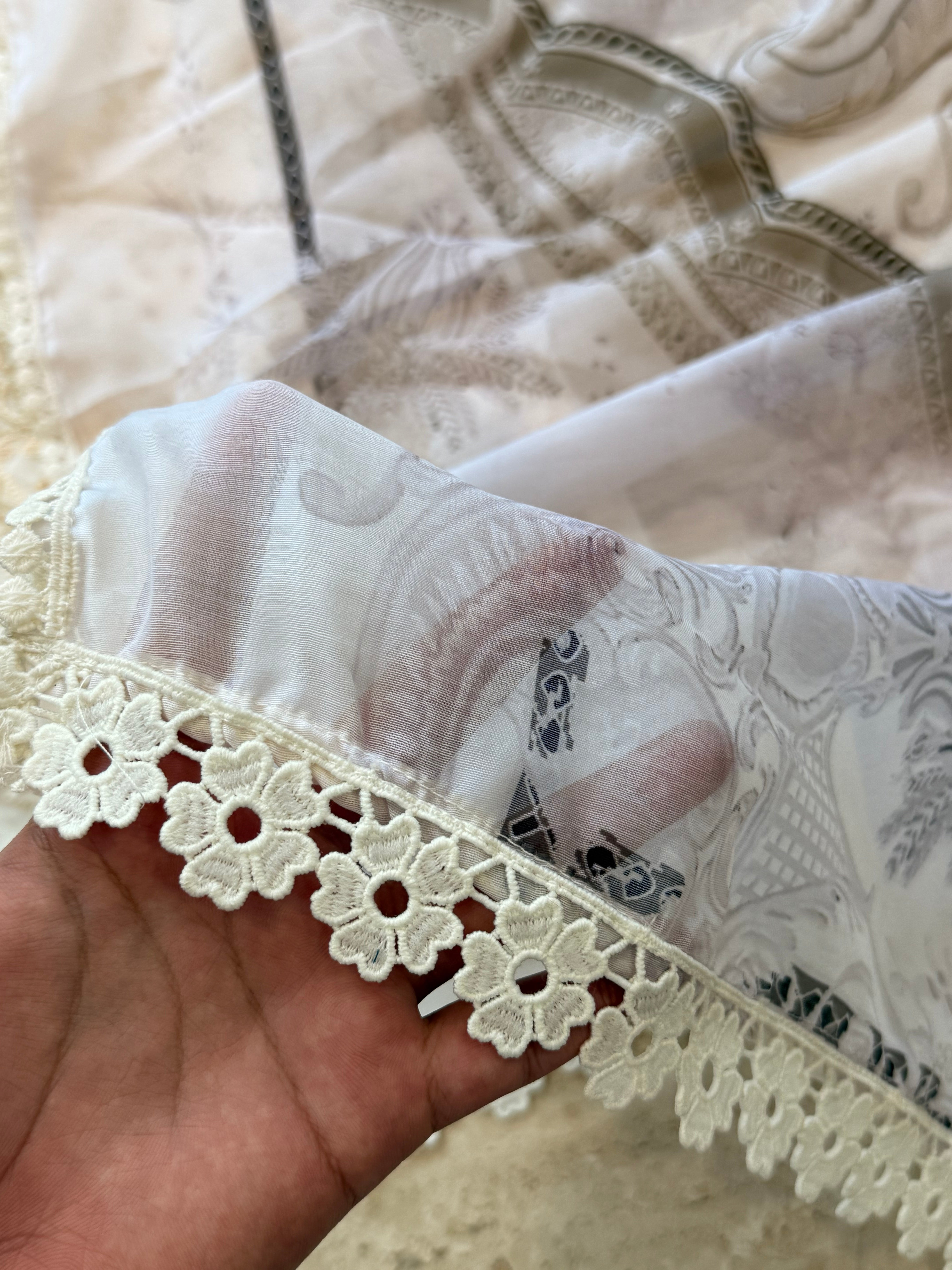 HANIA OFF-WHITE READYMADE SUIT