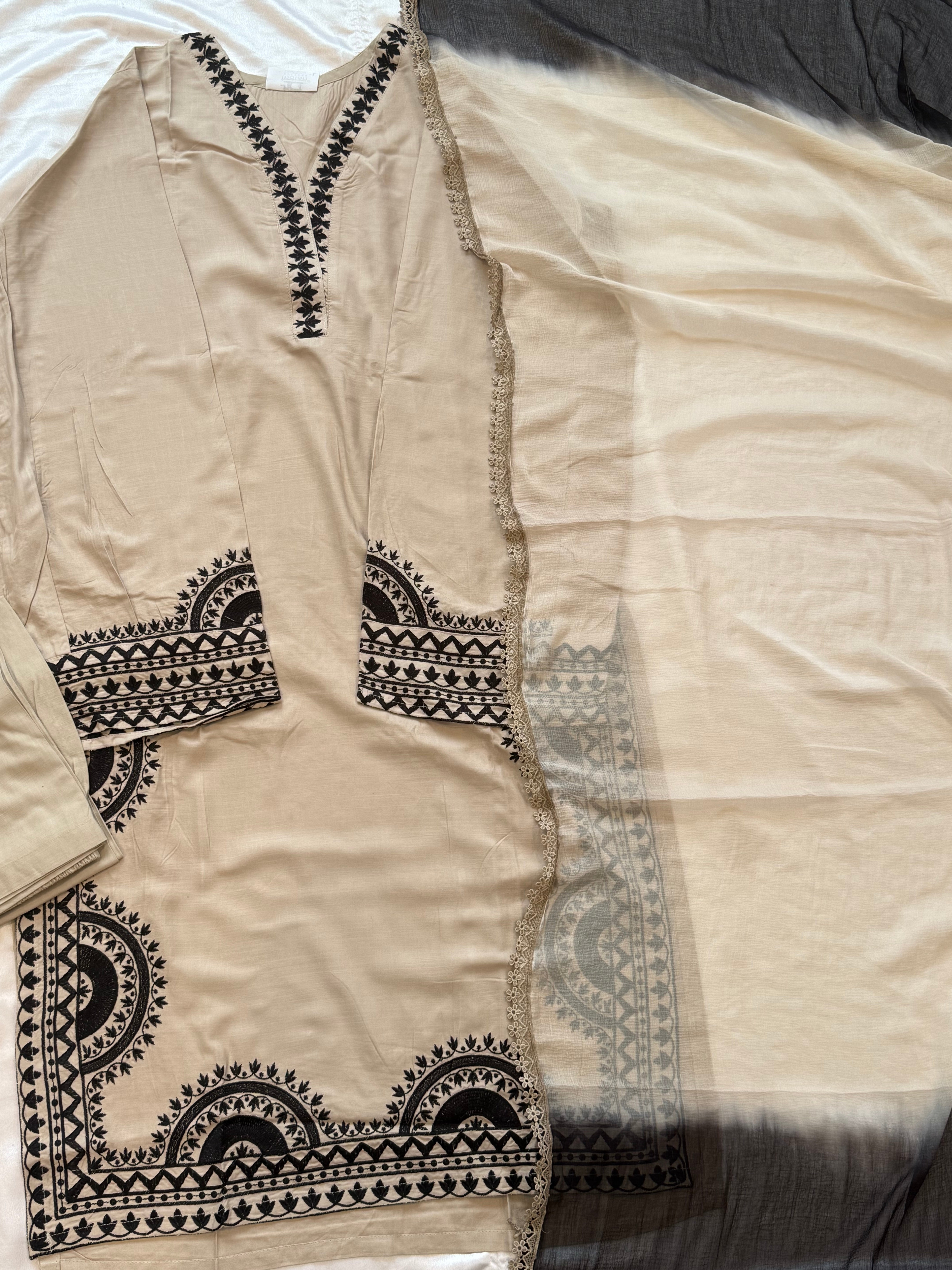 IMROZA LAWN EMBROIDERY SUIT 5