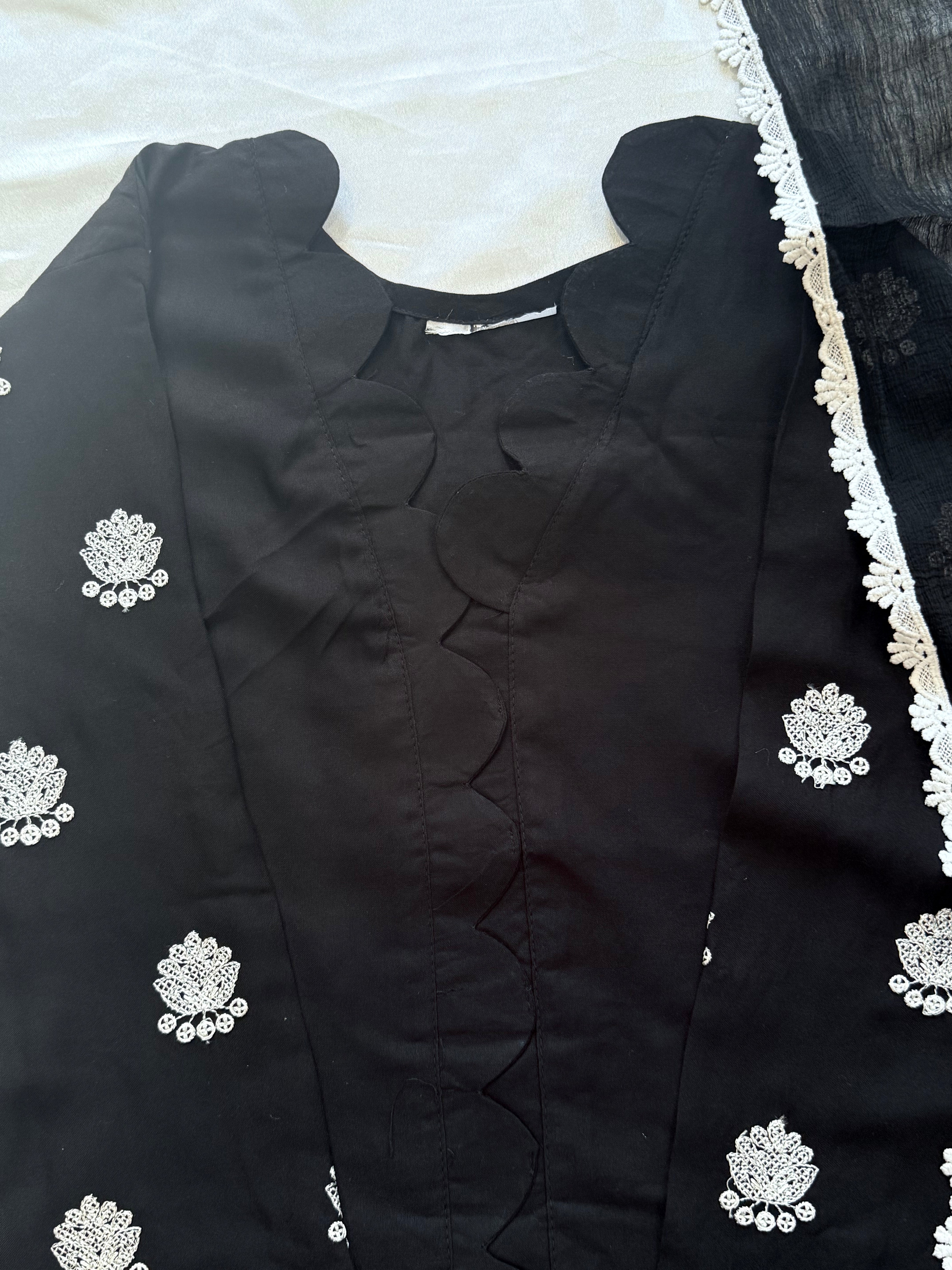 BLACK HANIA LAWN EMBROIDERY SUIT 7001 Q