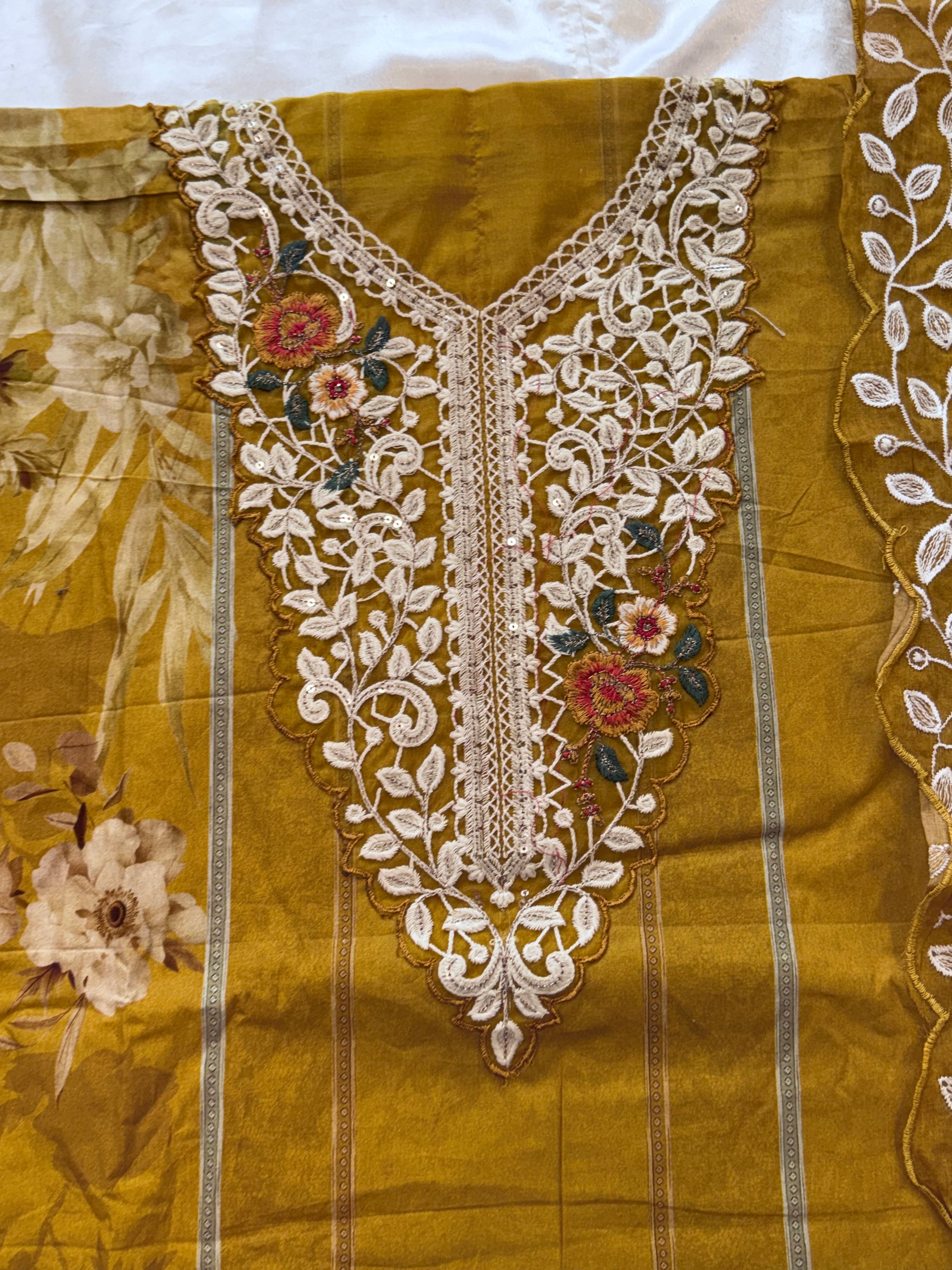 BINSAEED LAWN EMBROIDERY SUIT 1001