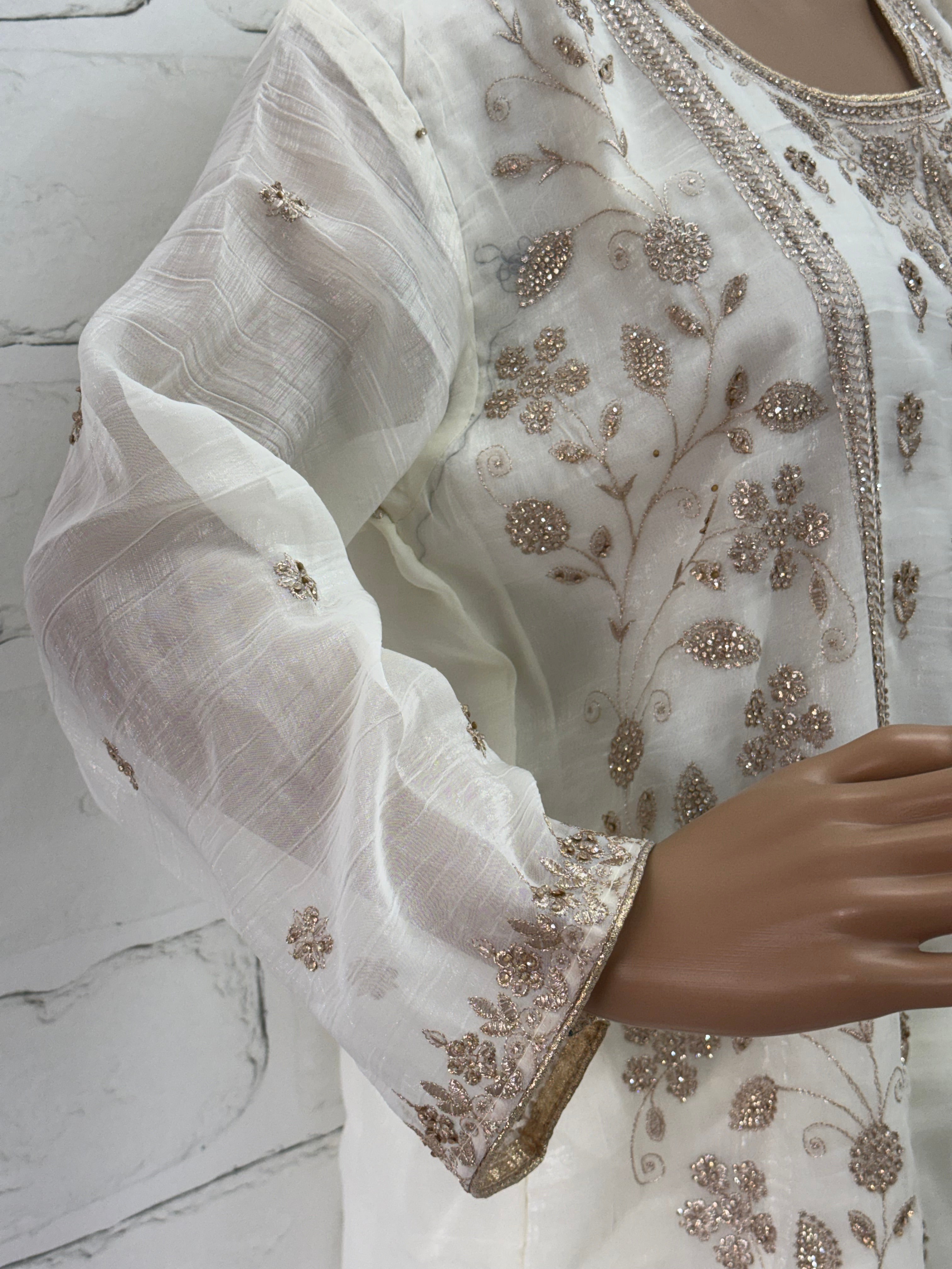 RUHEENA FARSHI LAHENGA SUIT 7 Q