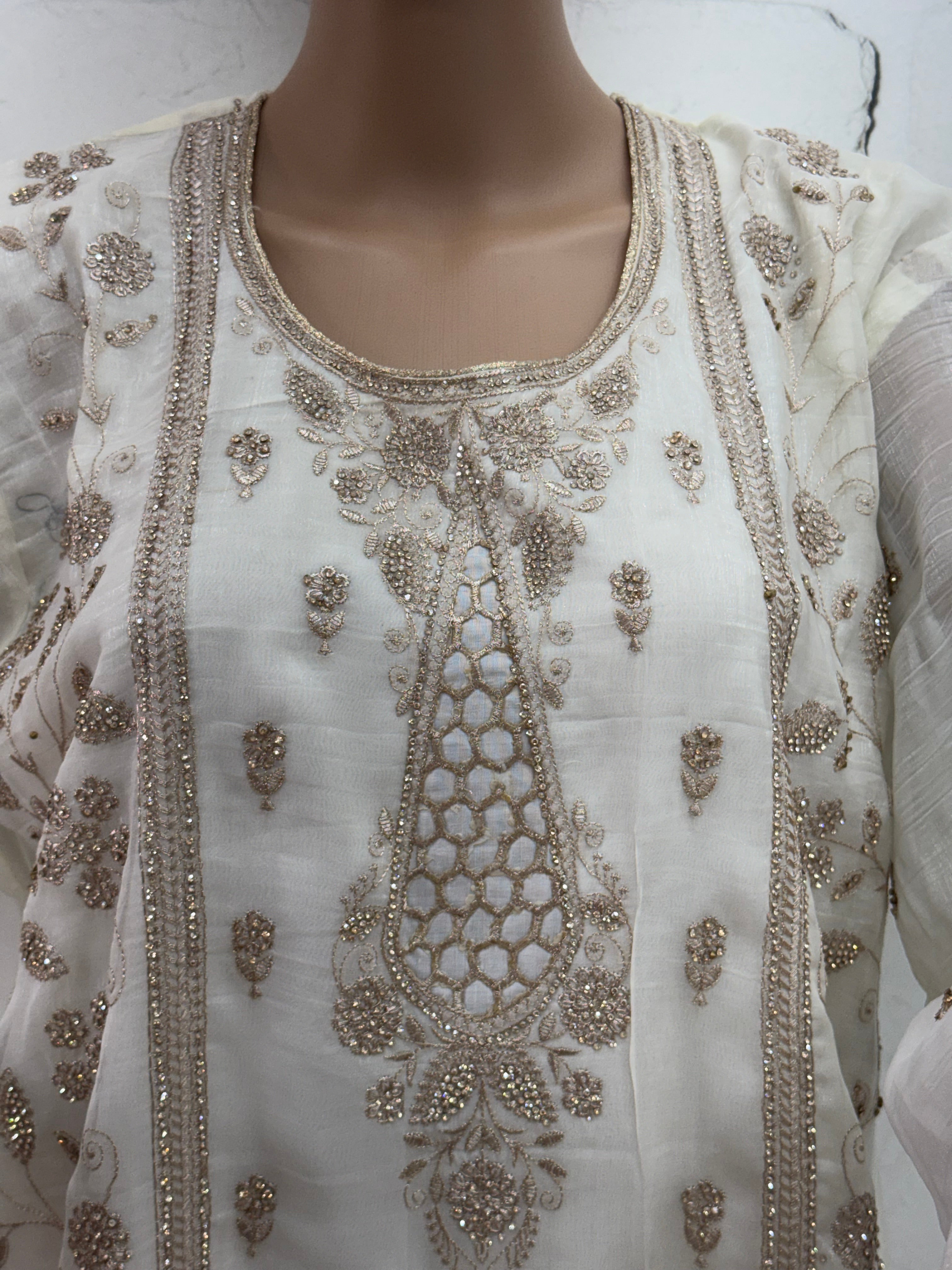 RUHEENA FARSHI LAHENGA SUIT 7 Q