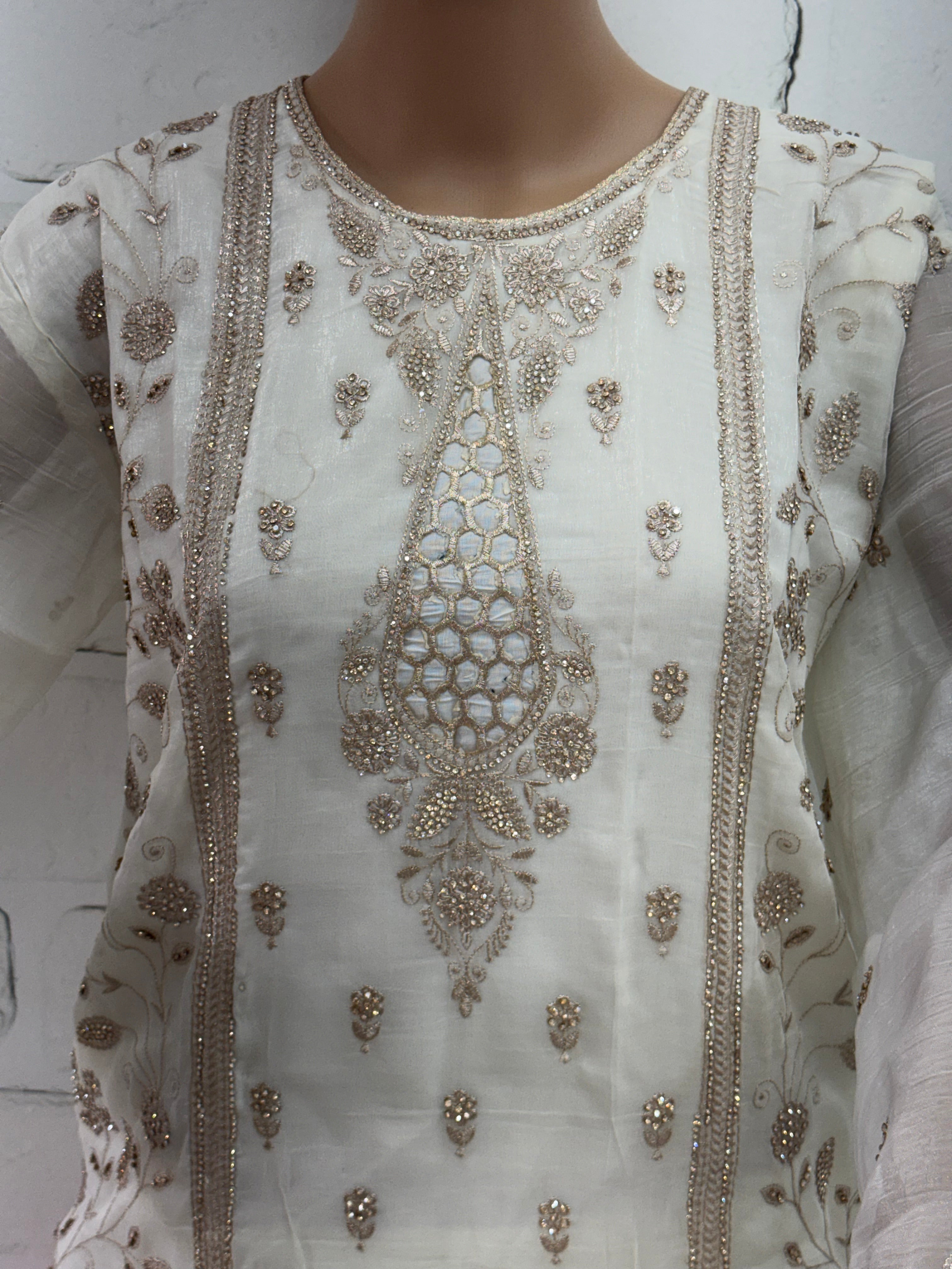 RUHEENA FARSHI LAHENGA SUIT 8 Q