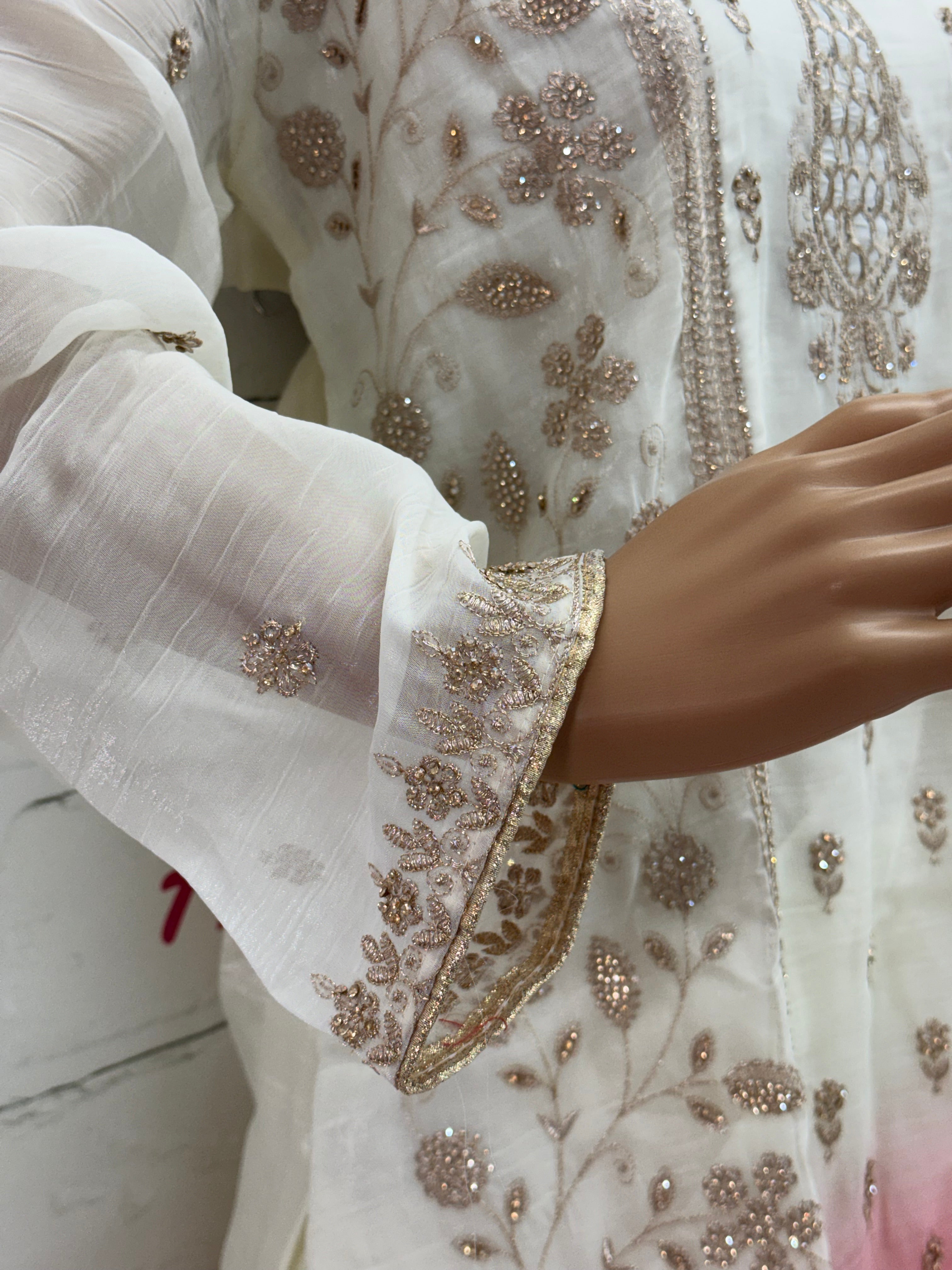 RUHEENA FARSHI LAHENGA SUIT 8 Q