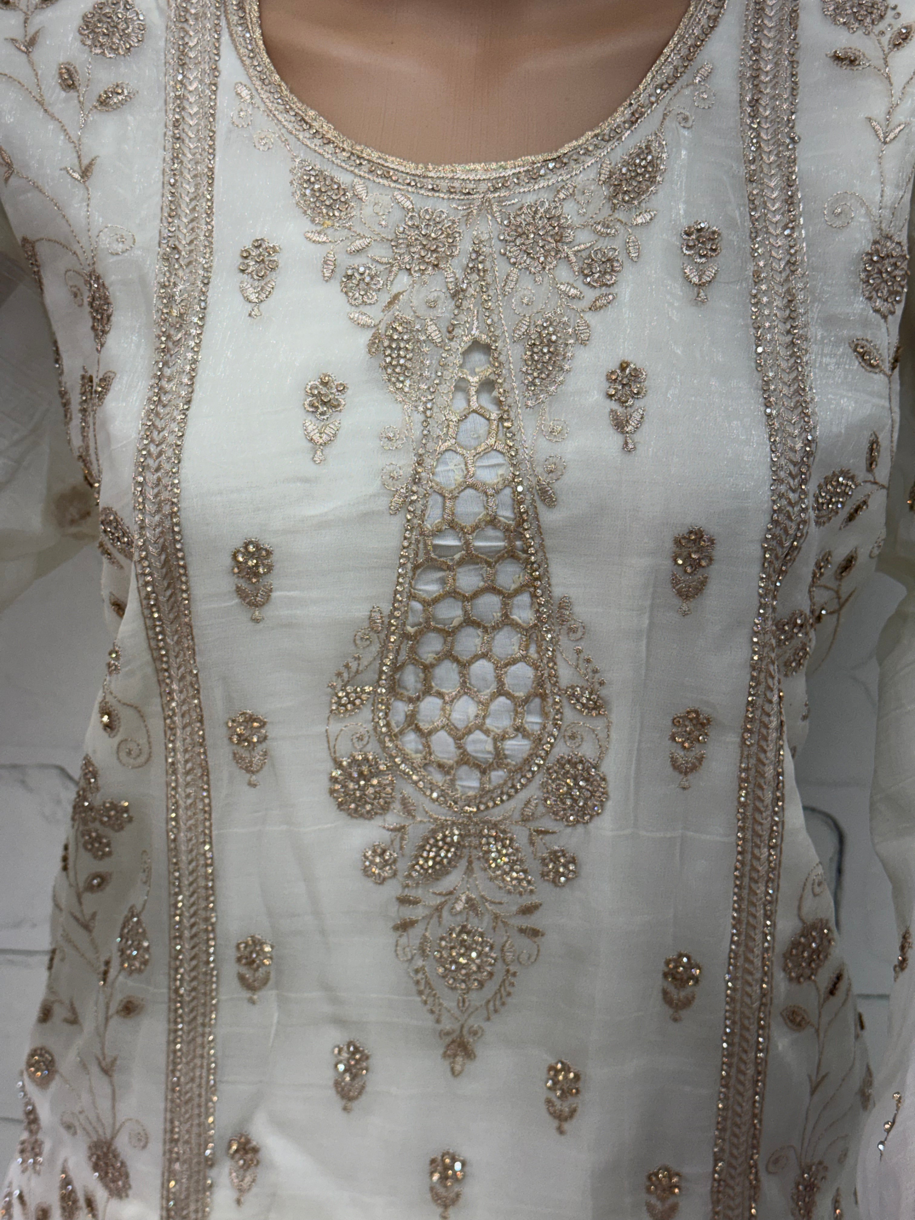 RUHEENA FARSHI LAHENGA SUIT 6 Q