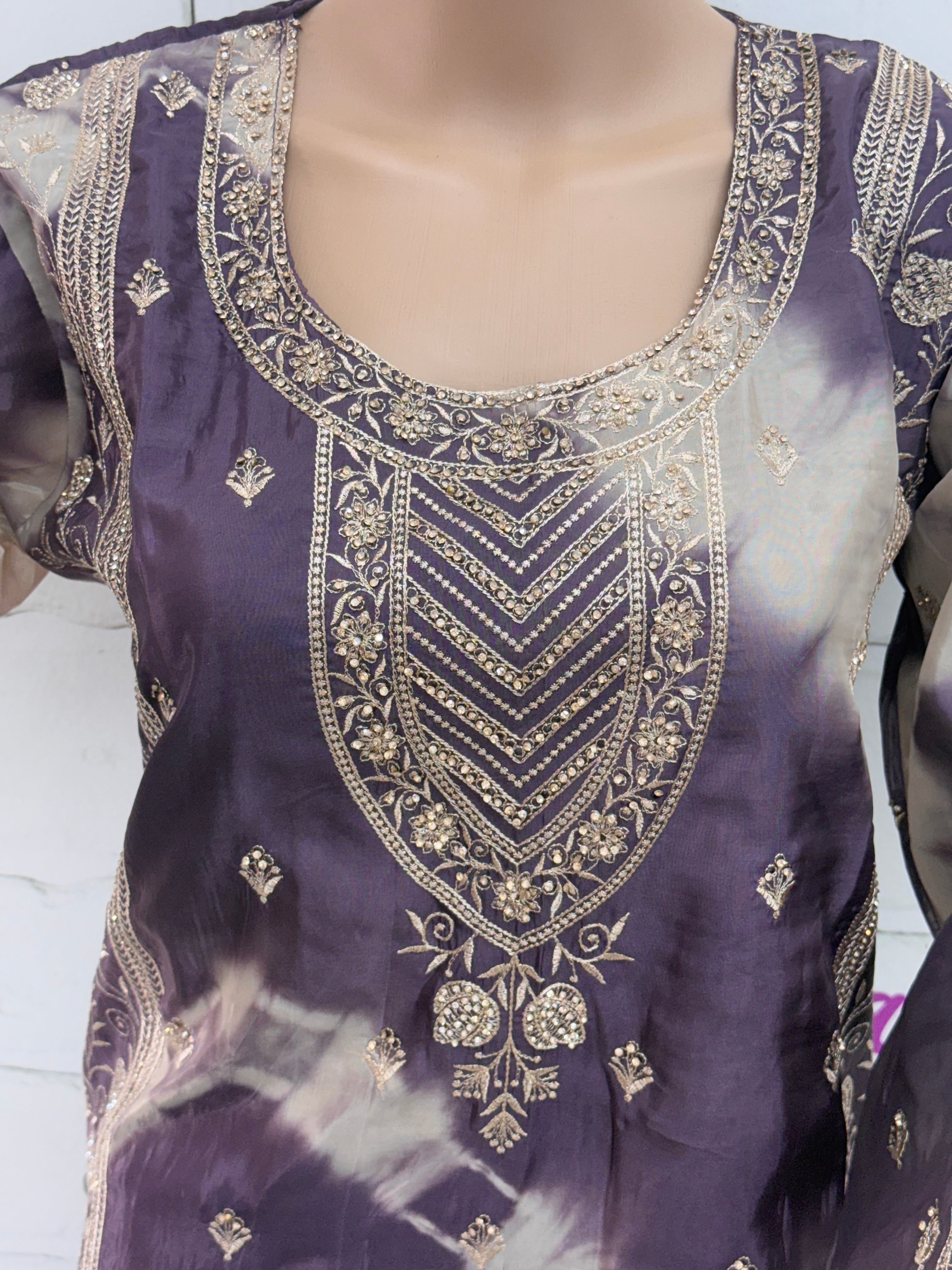 RUHEENA FARSHI LAHENGA SUIT
