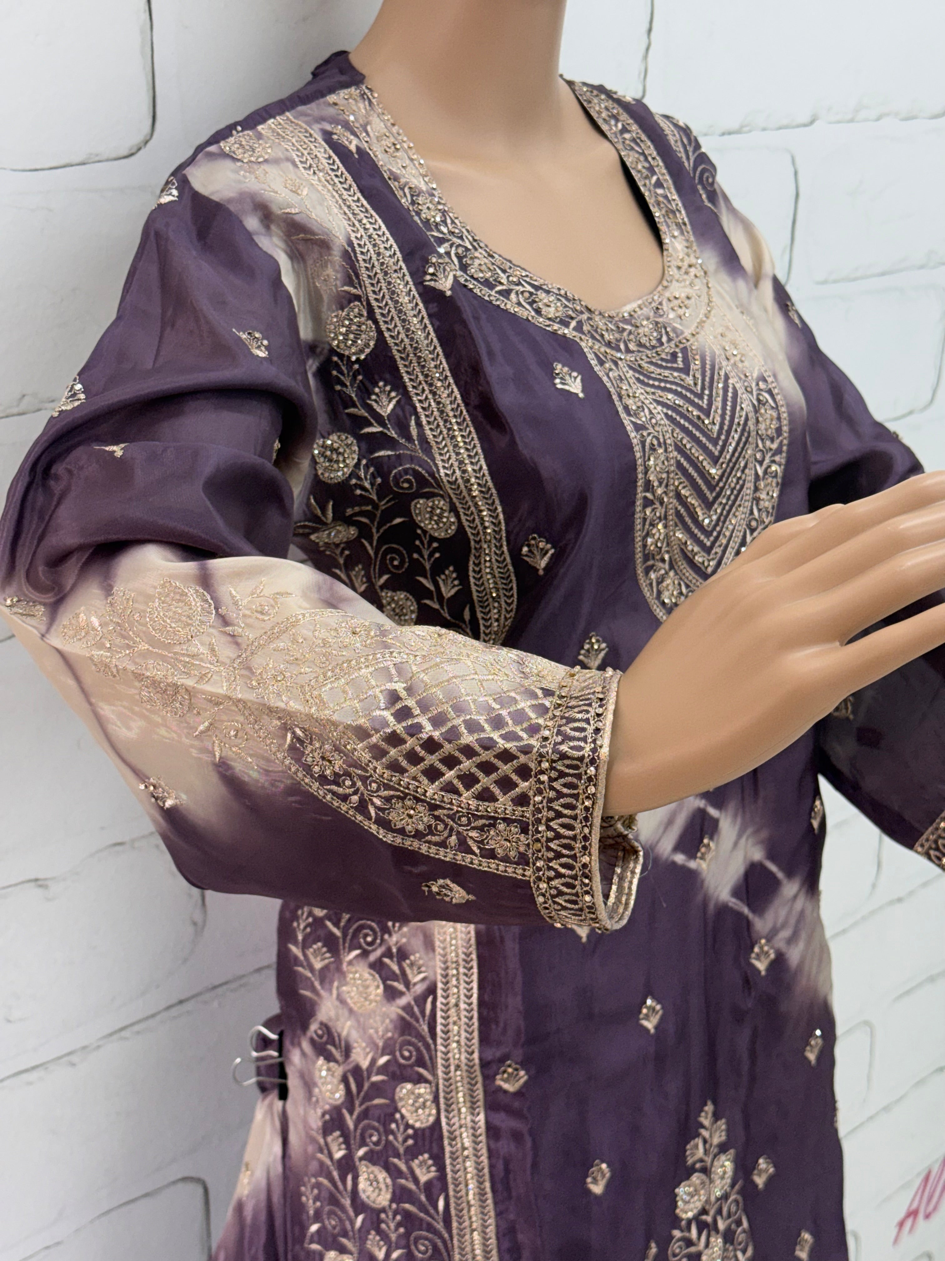 RUHEENA FARSHI LAHENGA SUIT