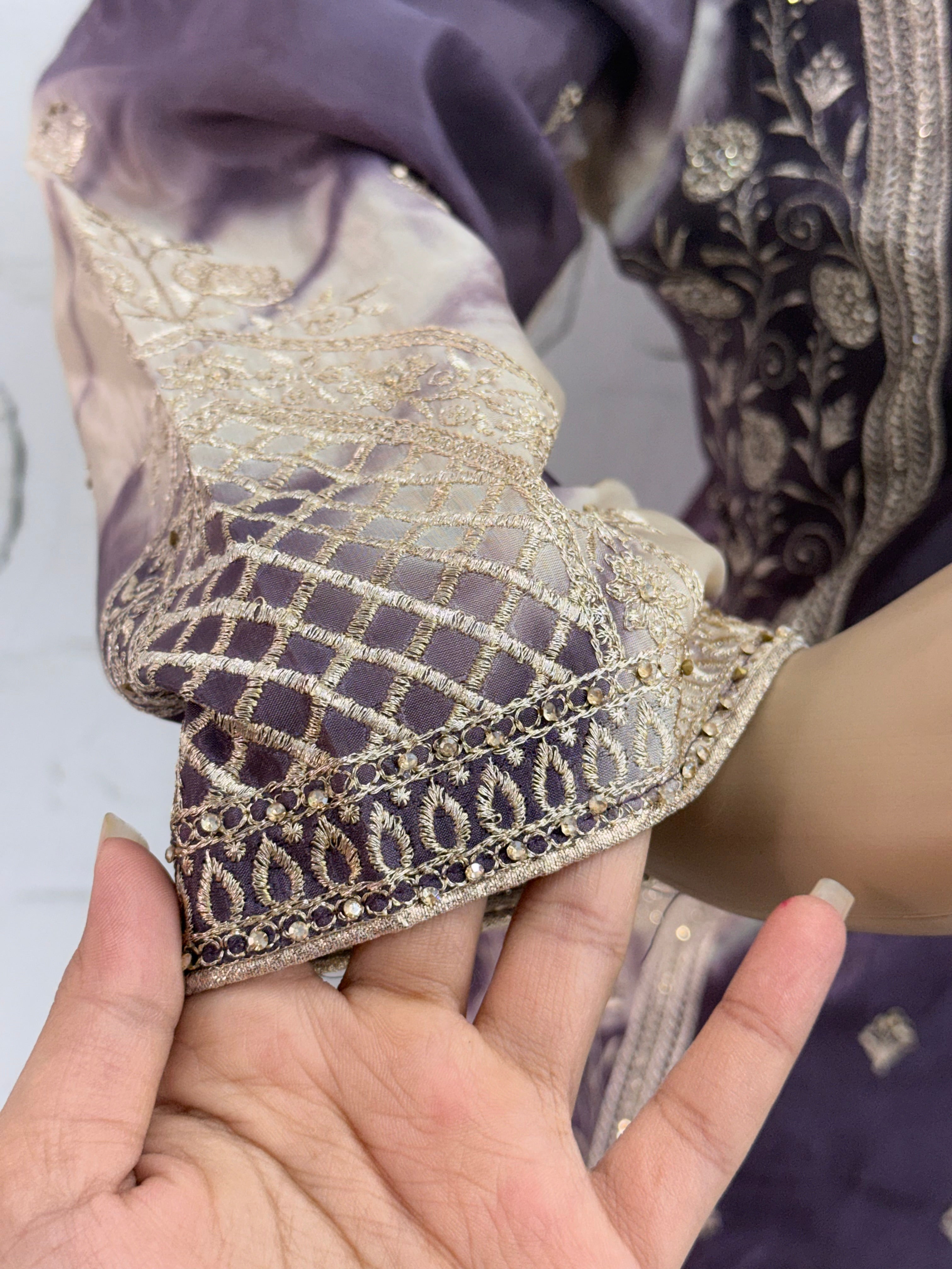 RUHEENA FARSHI LAHENGA SUIT