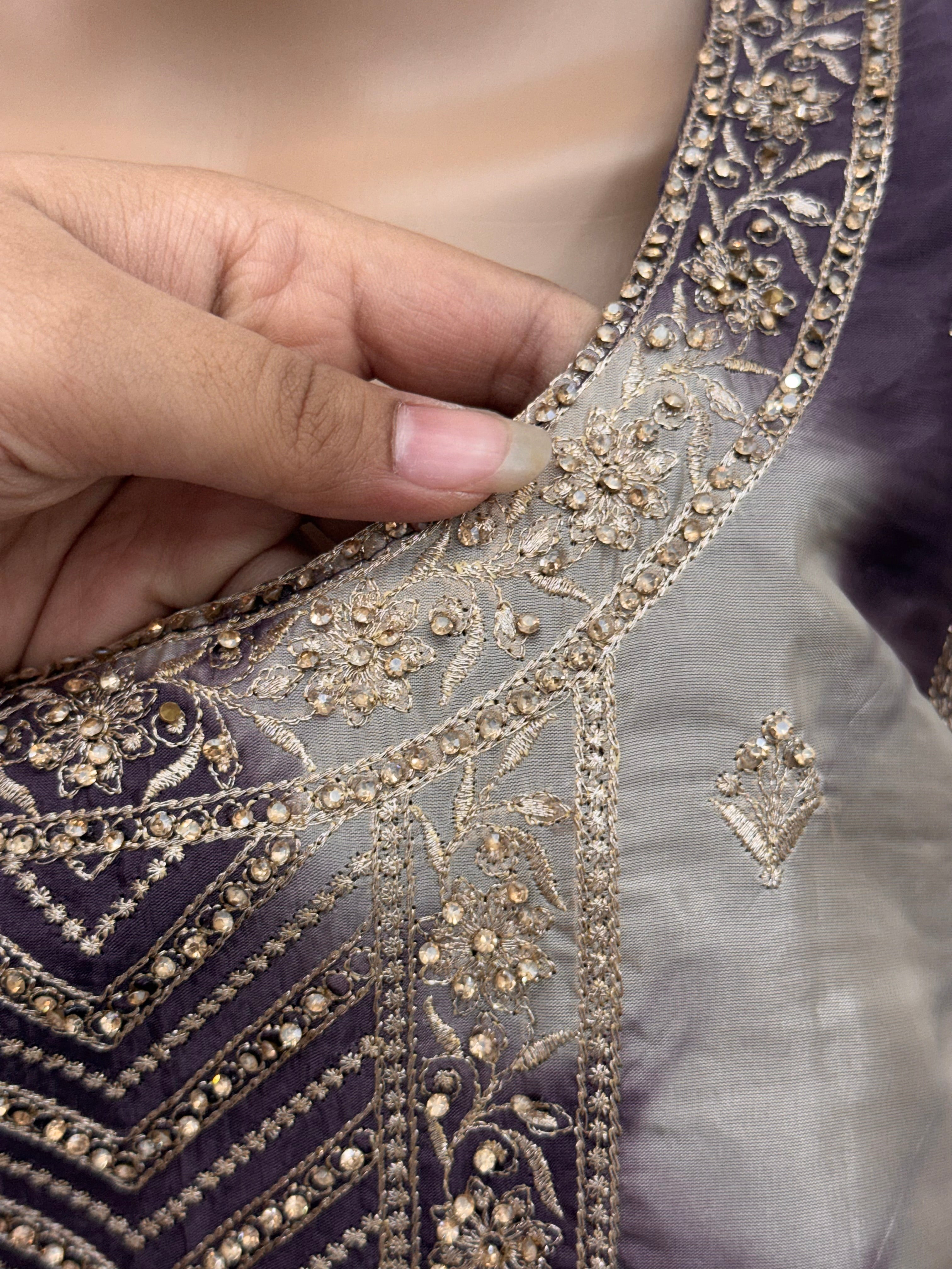 RUHEENA FARSHI LAHENGA SUIT