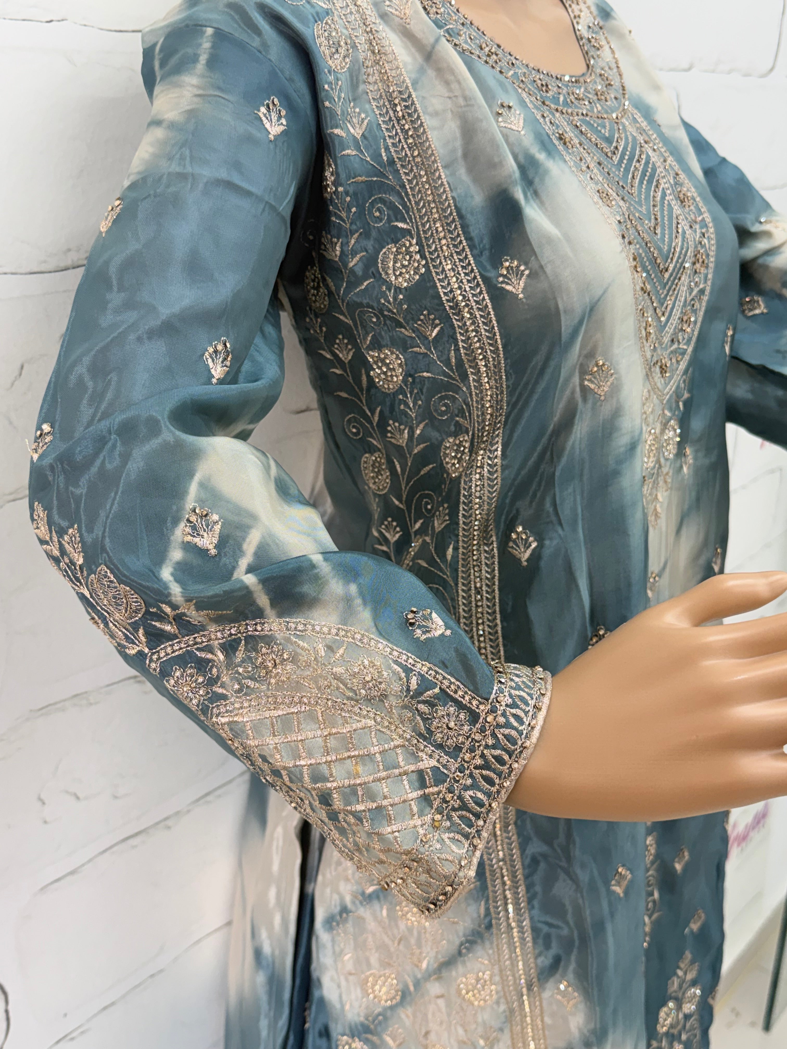 RUHEENA FARSHI LAHENGA SUIT 11