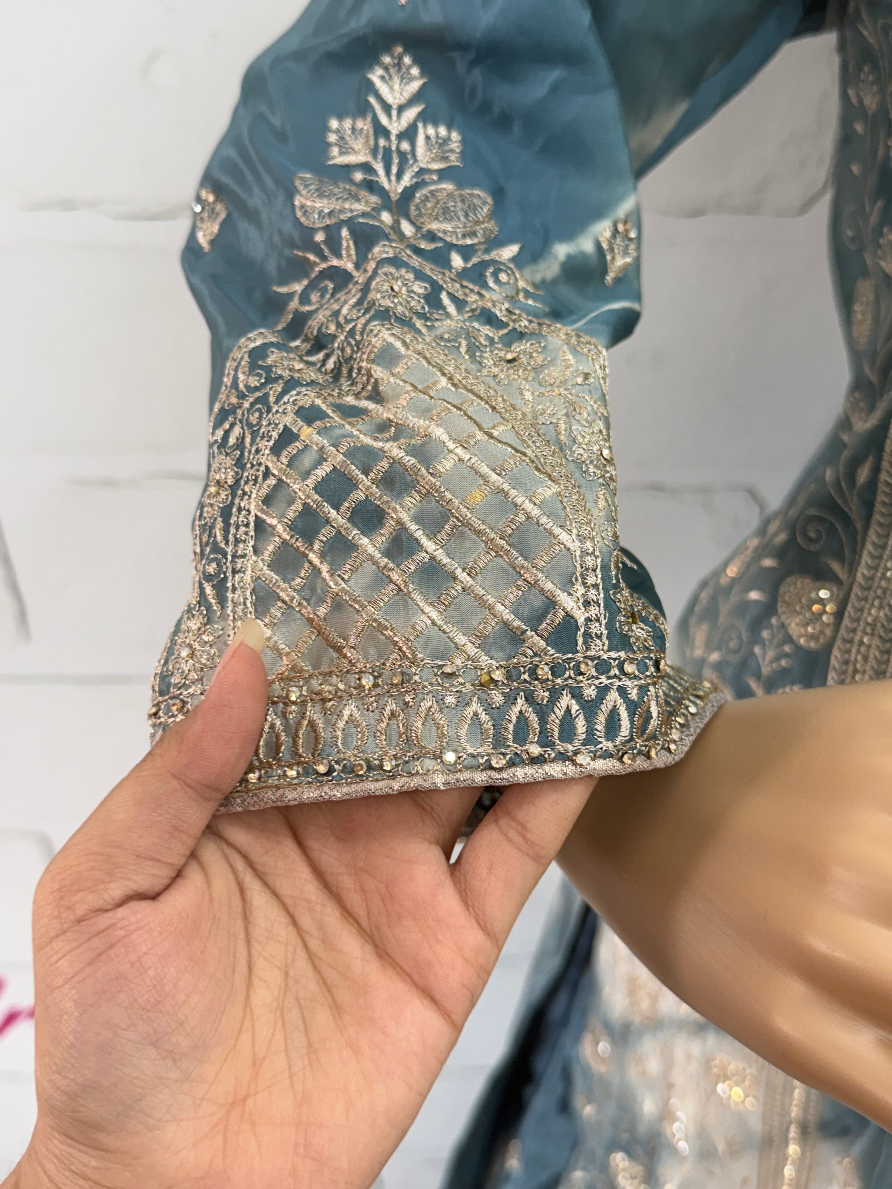 RUHEENA FARSHI LAHENGA SUIT 11