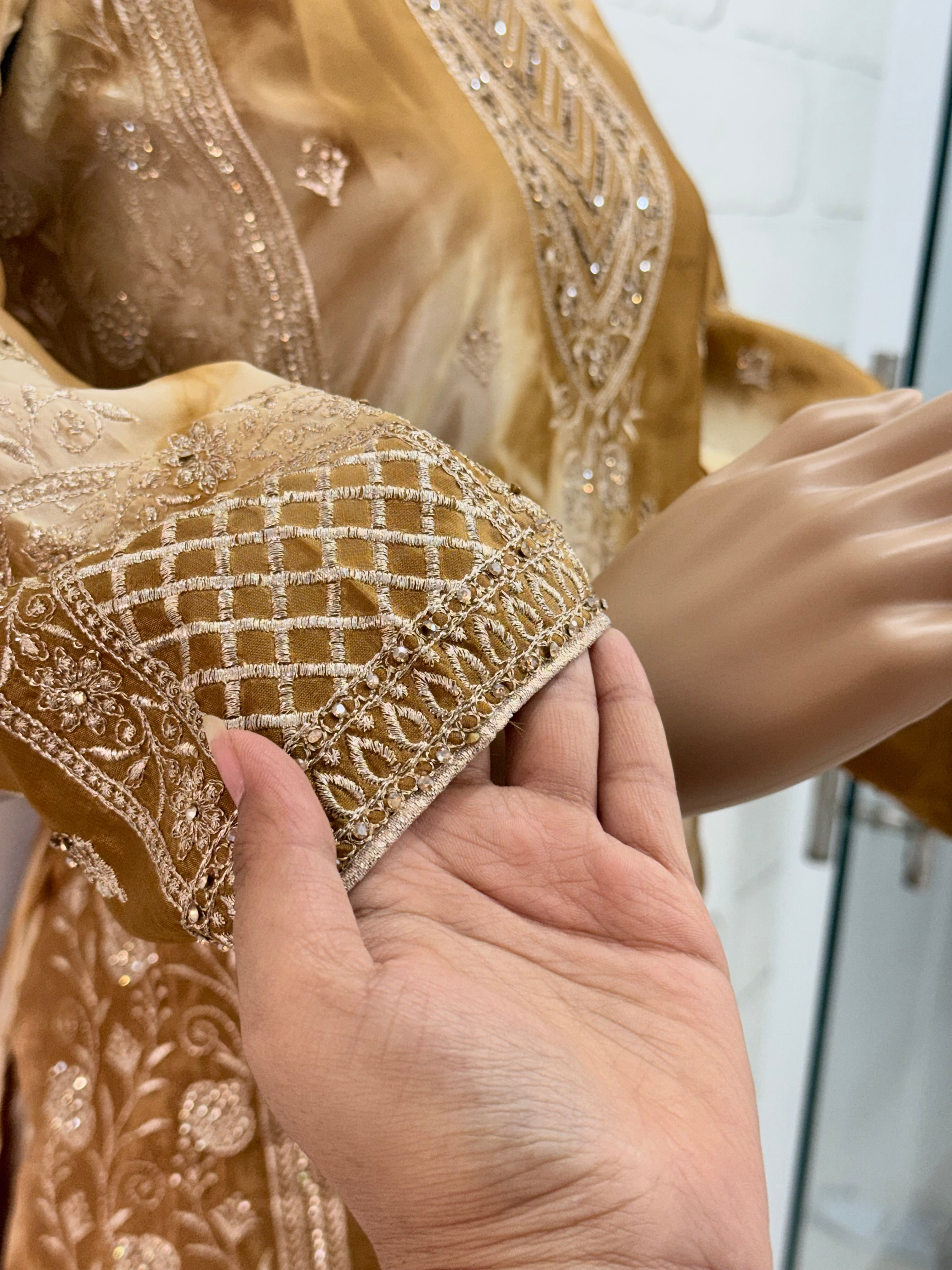 RUHEENA FARSHI LAHENGA SUIT 12